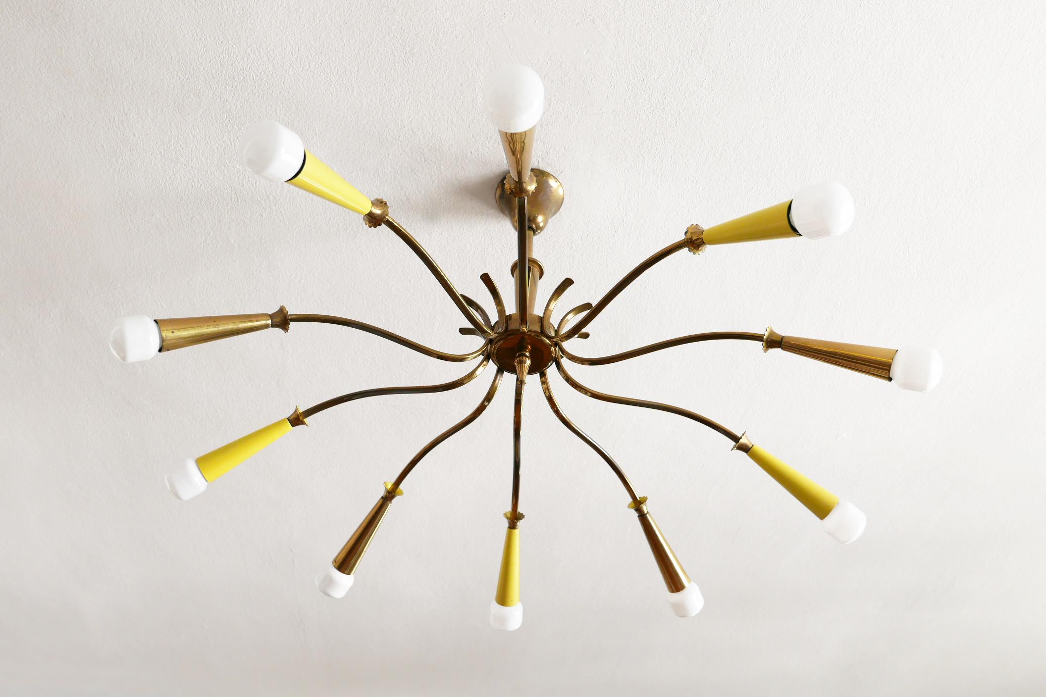 Lampadario o lampada da soffitto in ottone Sputnik a 10 braccia della modernità di metà secolo, anni '50 in vendita 1