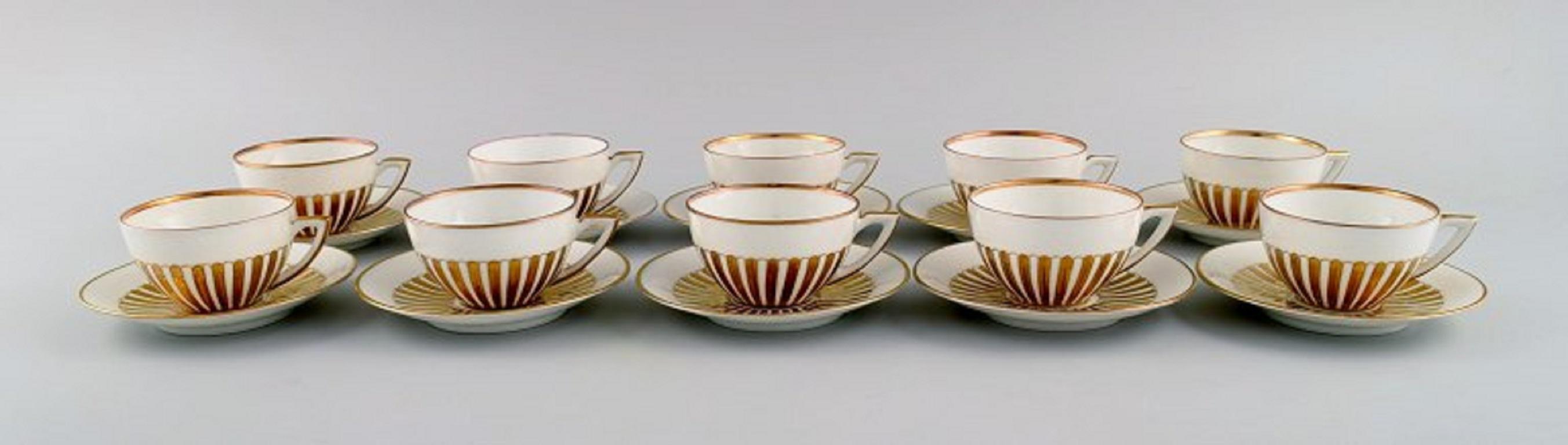 10 Art Deco Ariadne coffee cups with saucers in porcelain. Hand-painted gold decoration. 1930s.
The cup measures: 7 x 4.2 cm.
Saucer diameter: 11.5 cm.
In excellent condition.
Stamped.
