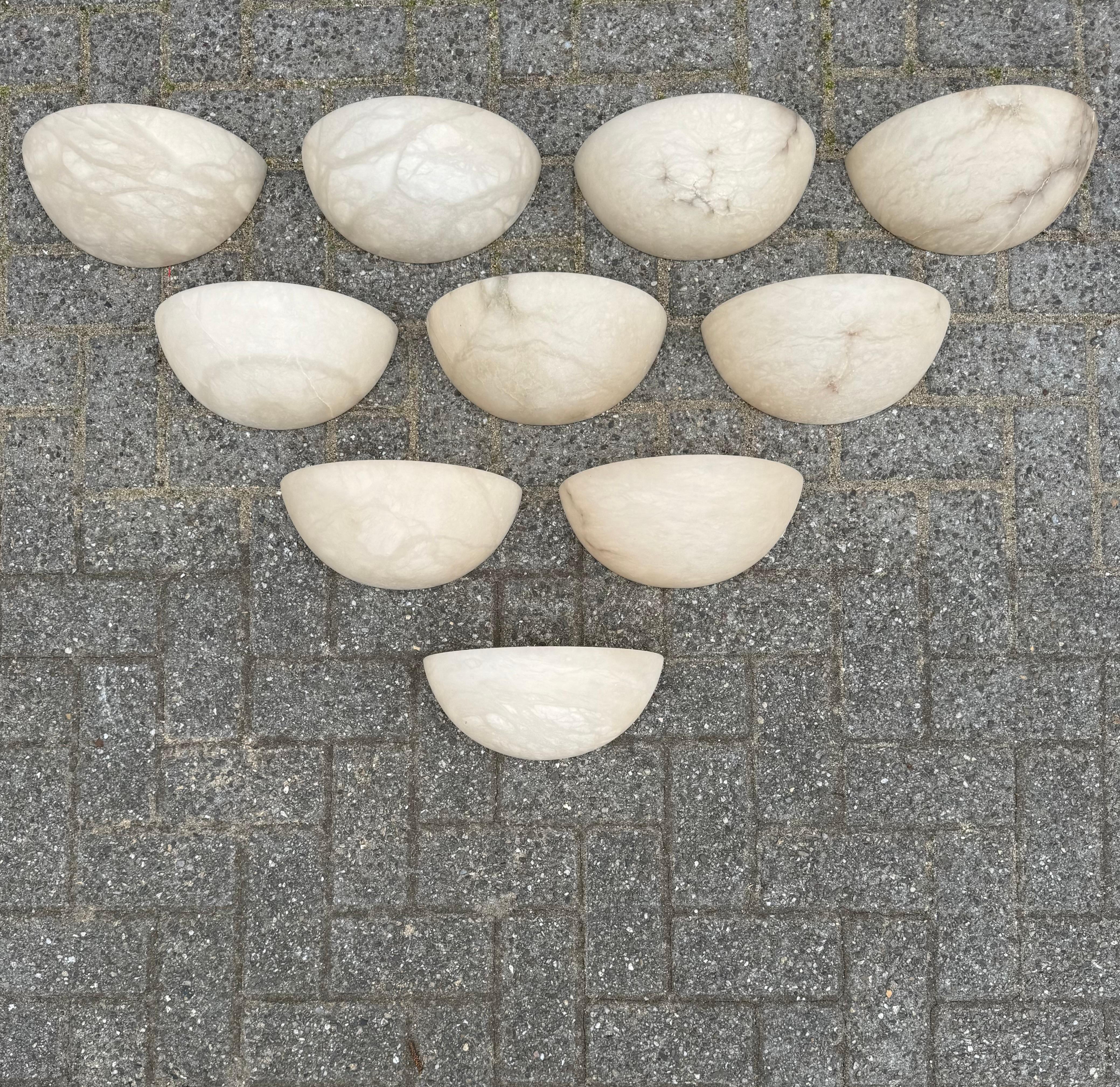 Conjunto de diez apliques de alabastro con forma de capullo, hechos a mano y muy elegantes, de mediados de siglo.

Si buscas un conjunto de 10 apliques prácticos y de gran forma para iluminar tu vivienda, estos apliques de piedra mineral natural