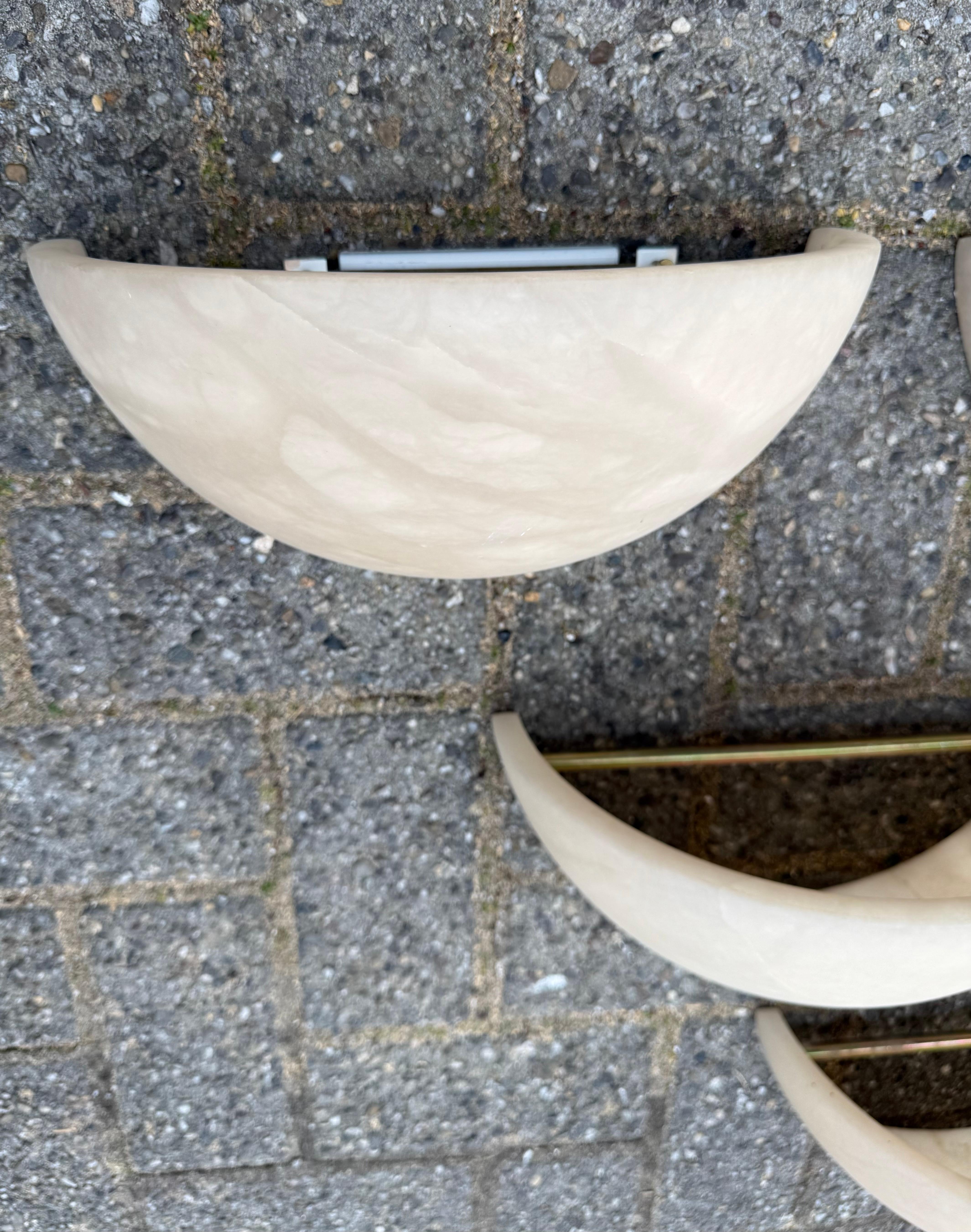 10 Apliques de alabastro de estilo Art Déco y forma intemporal de mediados de siglo para proyectos en venta 12