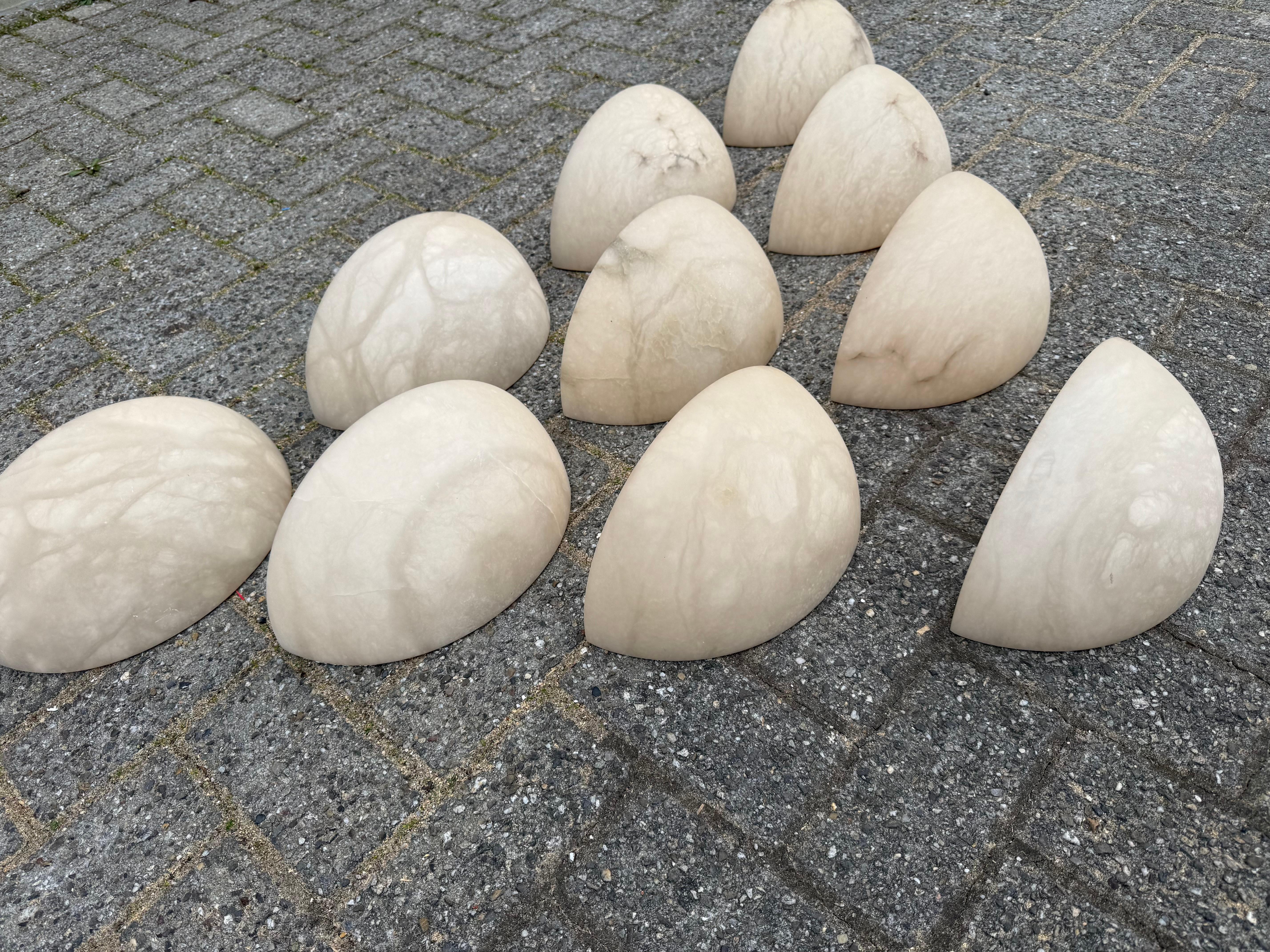10 Apliques de alabastro de estilo Art Déco y forma intemporal de mediados de siglo para proyectos Tallado a mano en venta