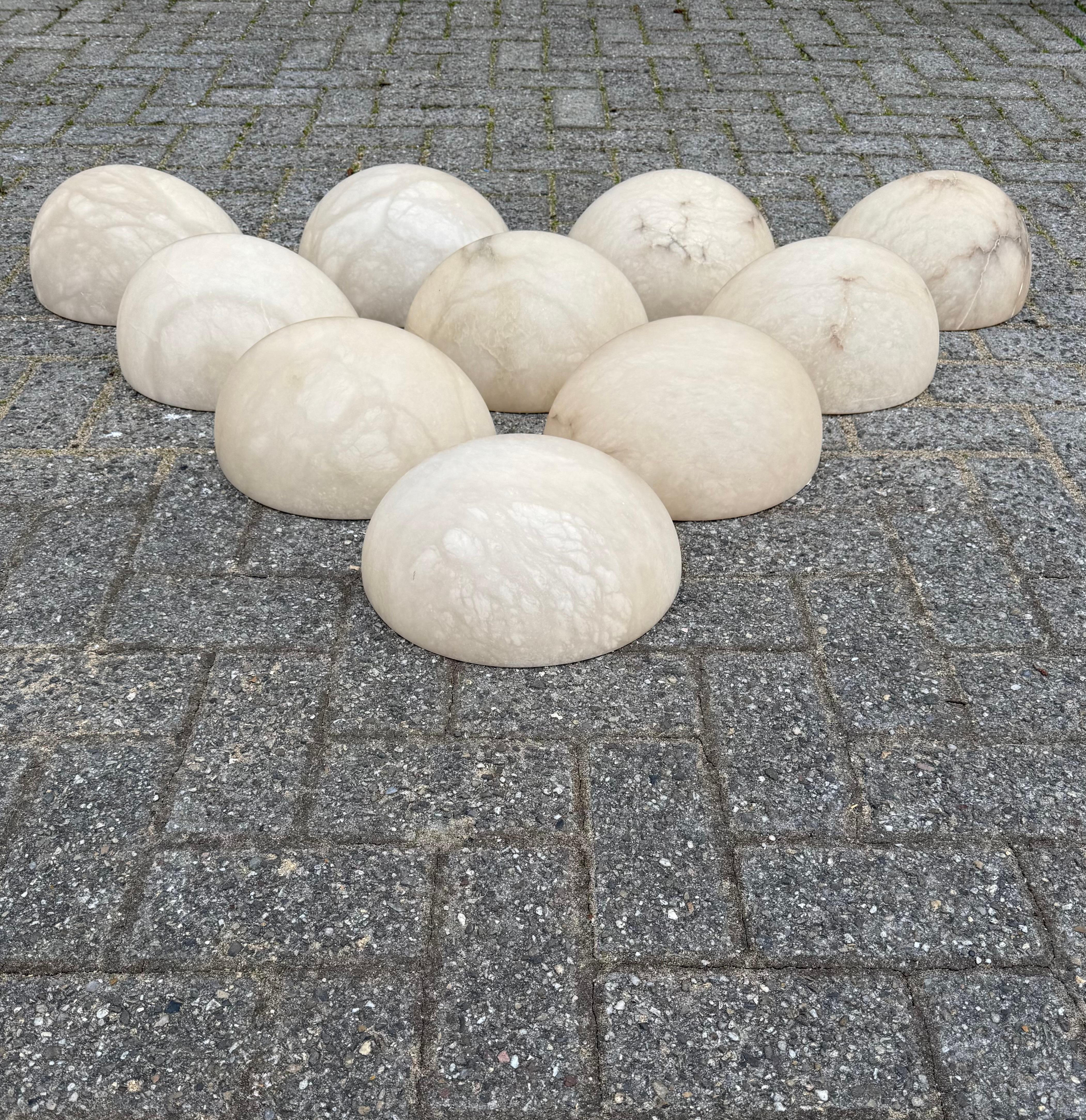 10 Apliques de alabastro de estilo Art Déco y forma intemporal de mediados de siglo para proyectos siglo XX en venta