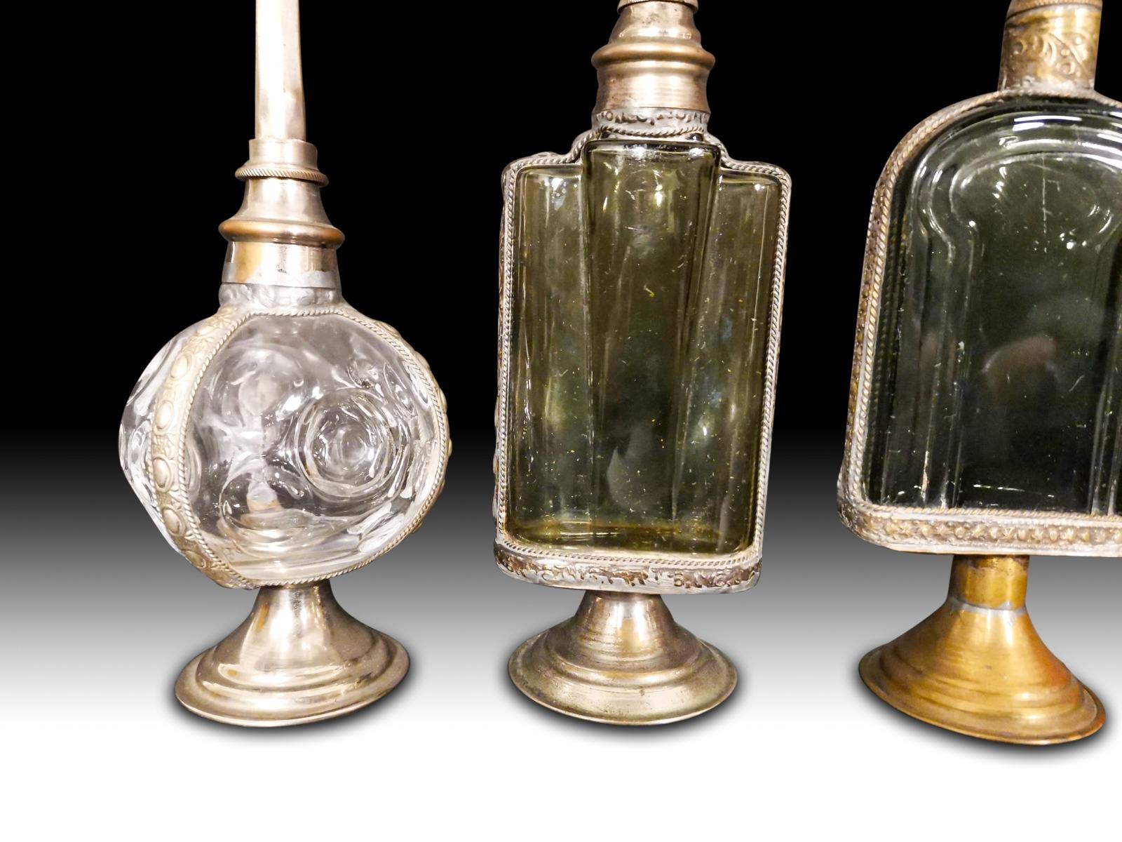 10 Bath Perfumes in Colored Glass and Silver Metal, Early 20th Century In Good Condition In Madrid, ES