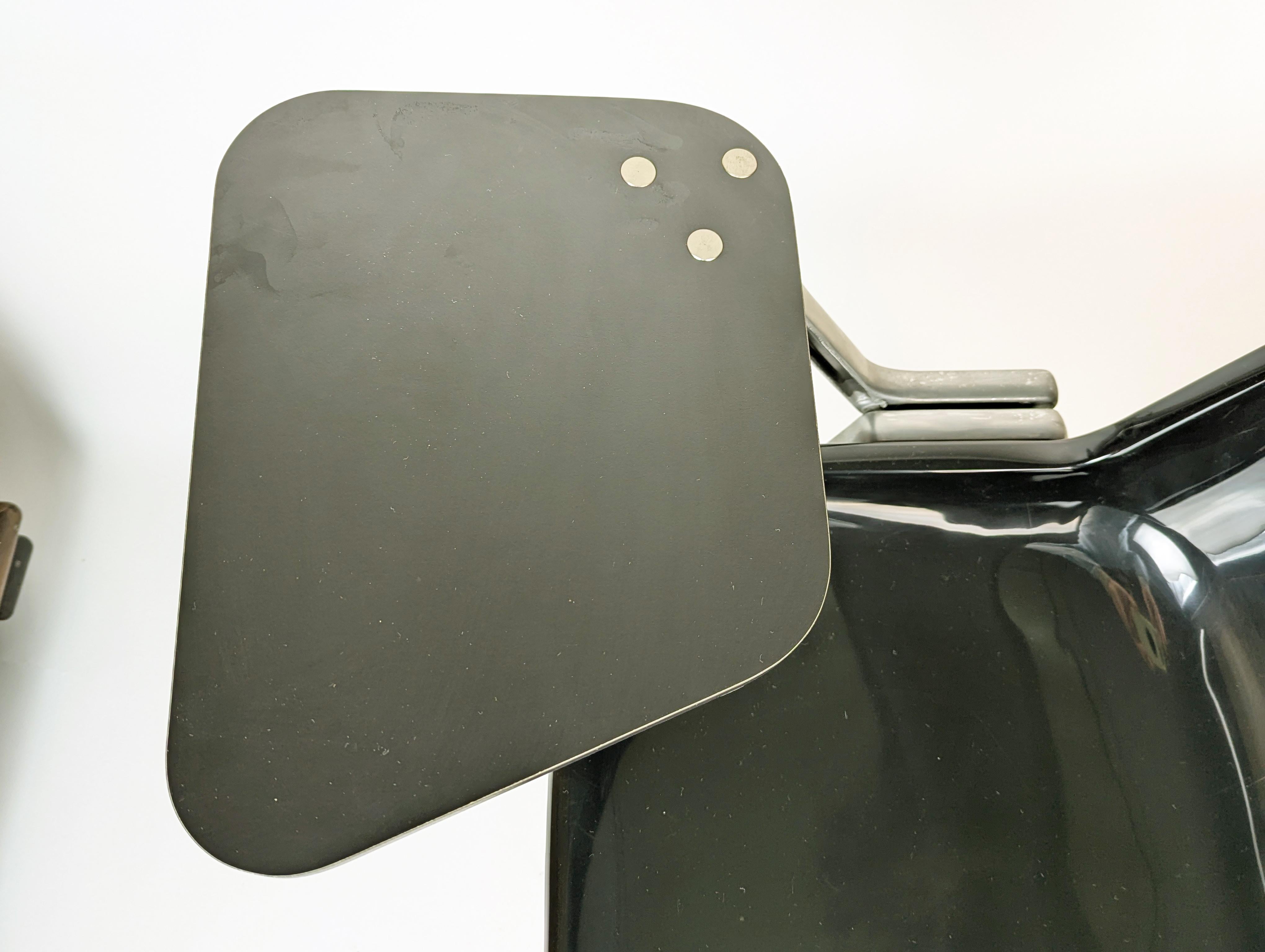 10 sedie impilabili MODUS anni '70 in plastica nera e alluminio con scrivania di Tecno in vendita 4