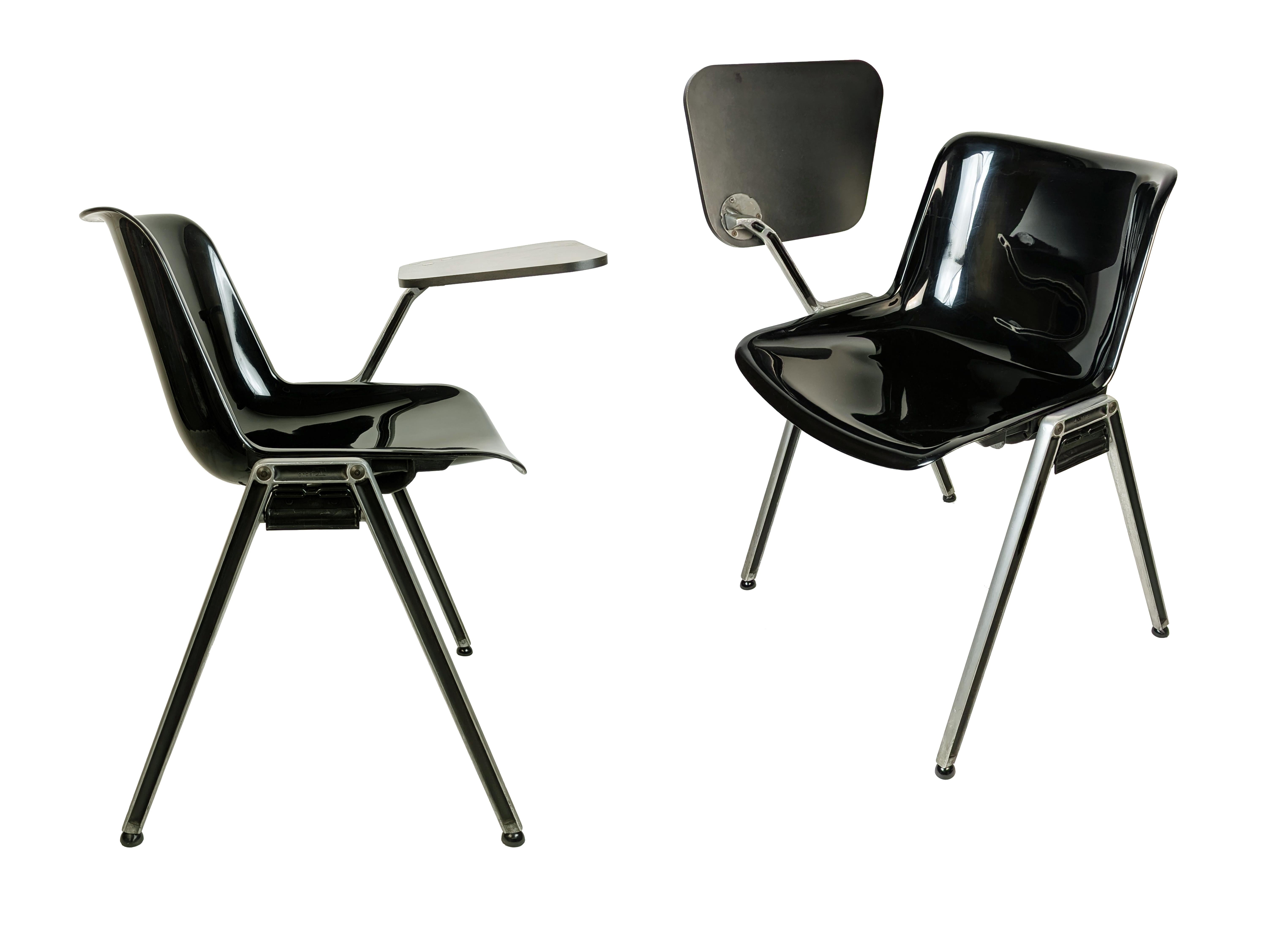 Set di 10 sedie impilabili anni '70 in nylon/plastica e alluminio nero di Tecno. Questo modello di sedia è stato prodotto in diverse versioni e colori. 
Queste proposte in vendita hanno le 4 gambe che permettono alle sedie di essere impilate l'una