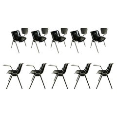 10 Chaises empilables MODUS en plastique noir et aluminium des années 1970 avec bureau par Tecno