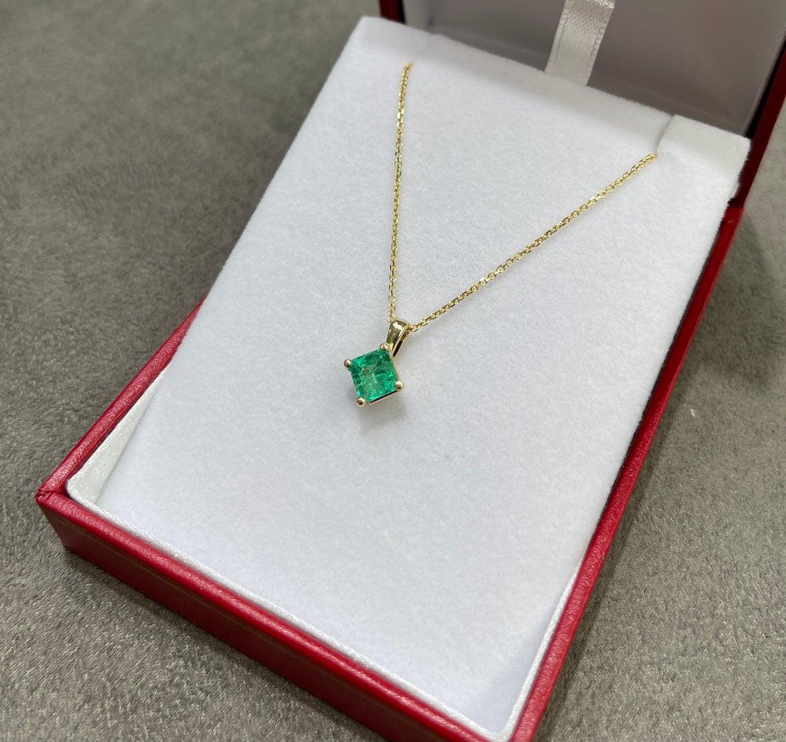 Taille émeraude 1.0 Carat 14k Colombian Emerald, Emerald Cut Solitaire Gold Pendentif en vente