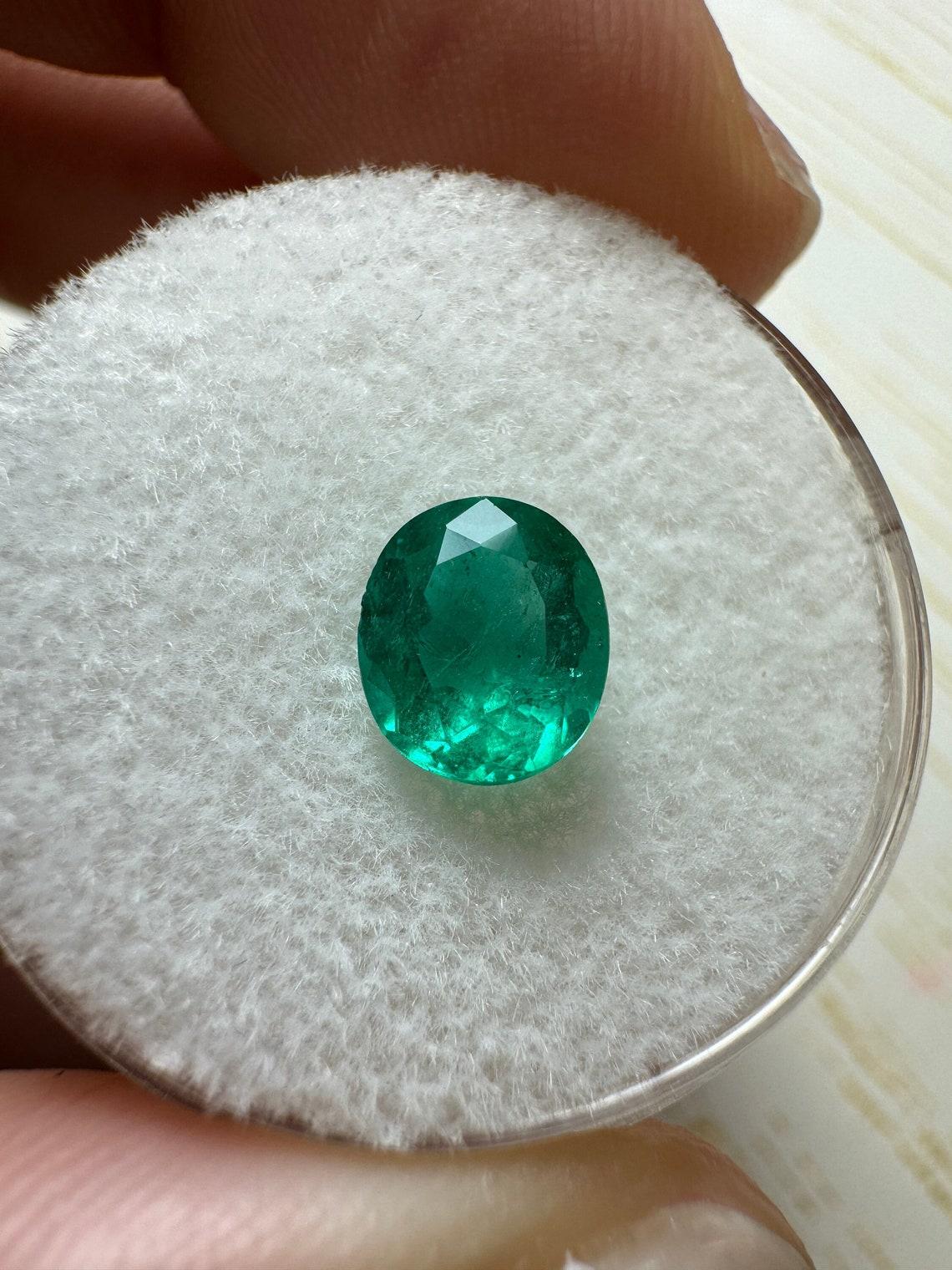 Stein: Smaragd
Gewicht: 1,00 Karat
Form: Ovaler Schliff
Klarheit: Transparent
Lüster: Sehr gut
Farbe: Bläulich Grün
Abmessungen: 7,27 mm x 6,26 mm x 4,04 mm
Geografische Herkunft: Kolumbien
Behandlung: Natürlich, Ölen

Anmerkungen: Aufgrund der