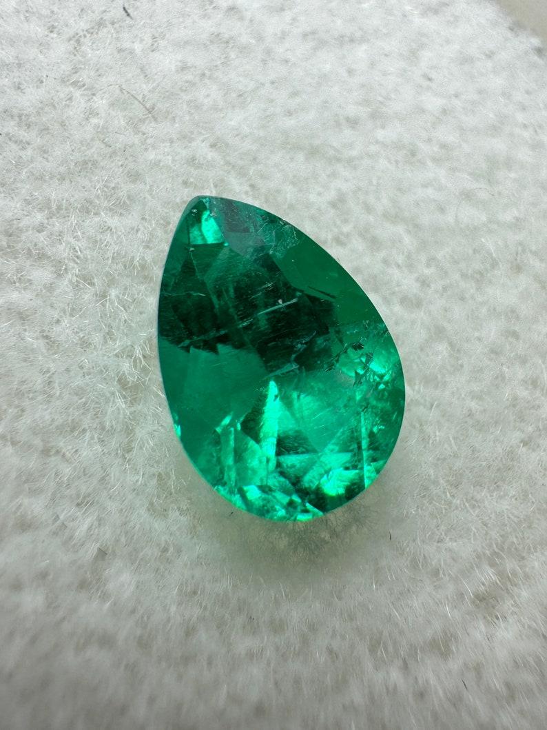 A. Stone: Smeraldo
Peso: 1,0 carati
Forma: Taglio a pera
Chiarezza: Trasparente
Lucentezza: Eccellente
Colore: Verde bluastro vivace
Misure: 7,98 mm x 5,51 mm x 4,56 mm
Origine geografica: Colombia
Trattamento: Naturale, oliatura

Commenti: A causa