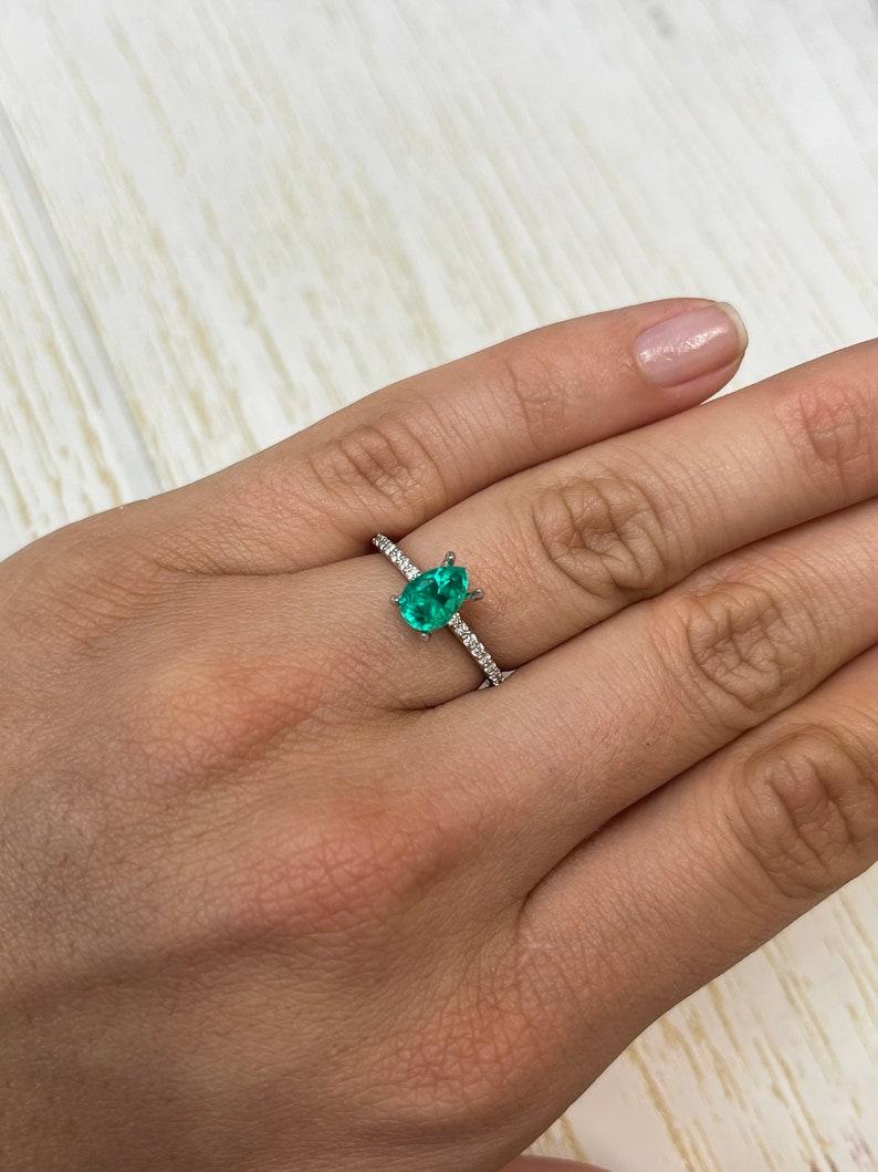 Smeraldo colombiano da 1,0 carati 8x5,5 AAA+ - Gemma di maggio dal taglio a pera in vendita 3