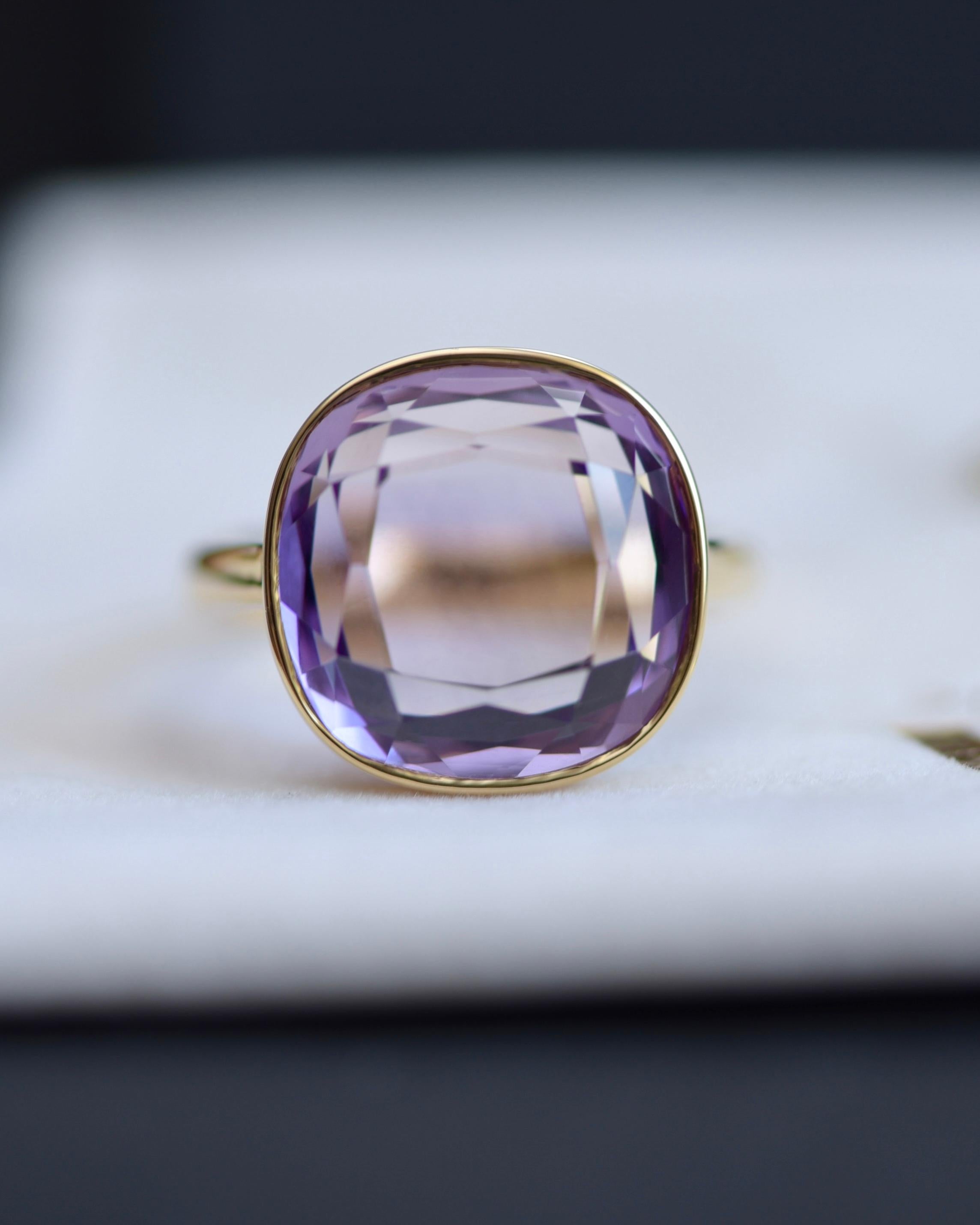 Amethyst is a very famous stone.
It is believed that it stimulates body energy and improves feelings. 
This ring is the most stylish everyday ring we have ever designed
This elegant yellow gold ring can be worn in any season or for any