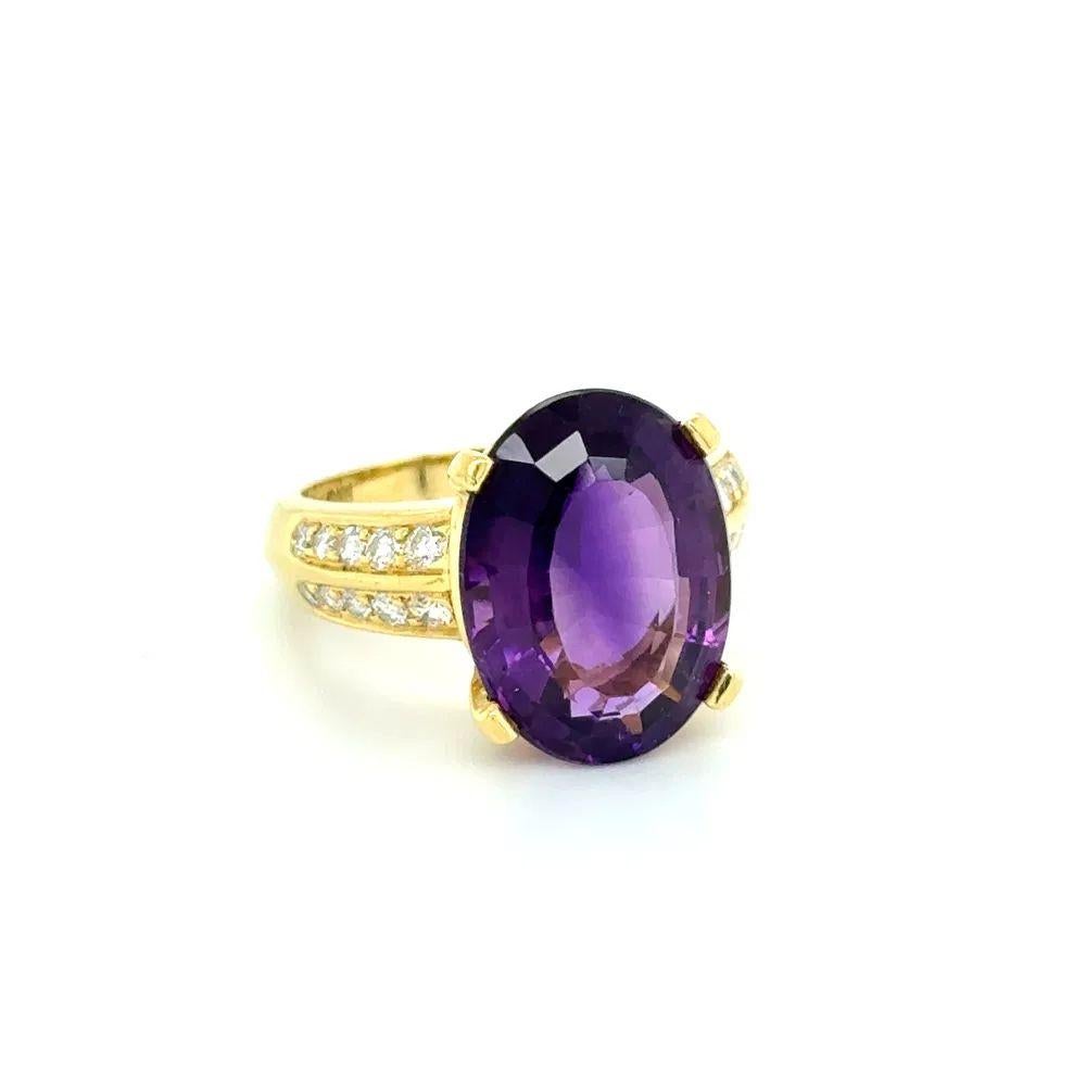 Sencillamente hermoso Anillo Vintage de Oro con Amatista Ovalada y Diamante RBC. Centra una amatista ovalada de 10 quilates firmemente engastada a mano. Acentuado a ambos lados del mango con diamantes talla brillante redondos, con un peso aproximado