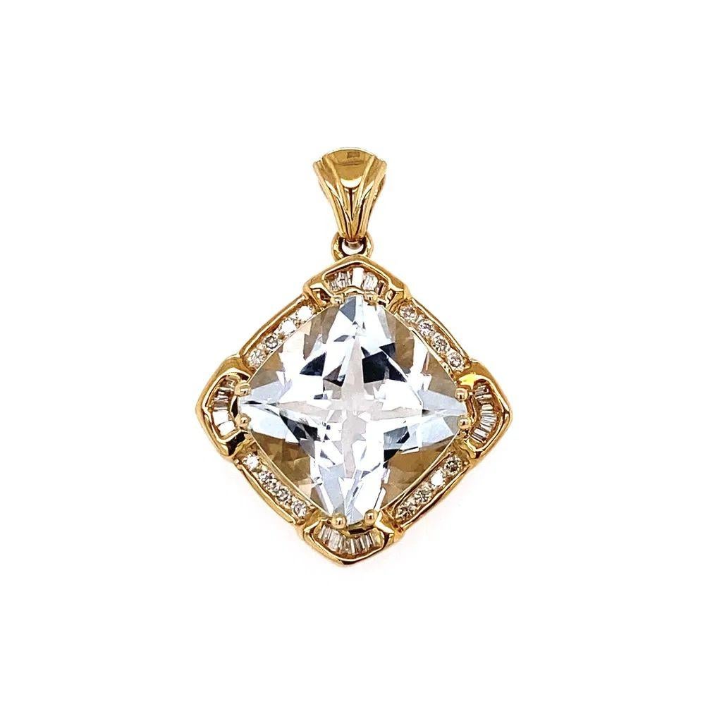 Einfach schön! Mit einem Aquamarin Edelstein, mit einem Gewicht von ca. 10 Karat. Umgeben von Diamanten mit einem Gewicht von ca. 0.38 tcw. Sicher von Hand in fein detaillierten handgefertigten 14K Gelbgold Fassung gesetzt. Maße: ca. 1,15