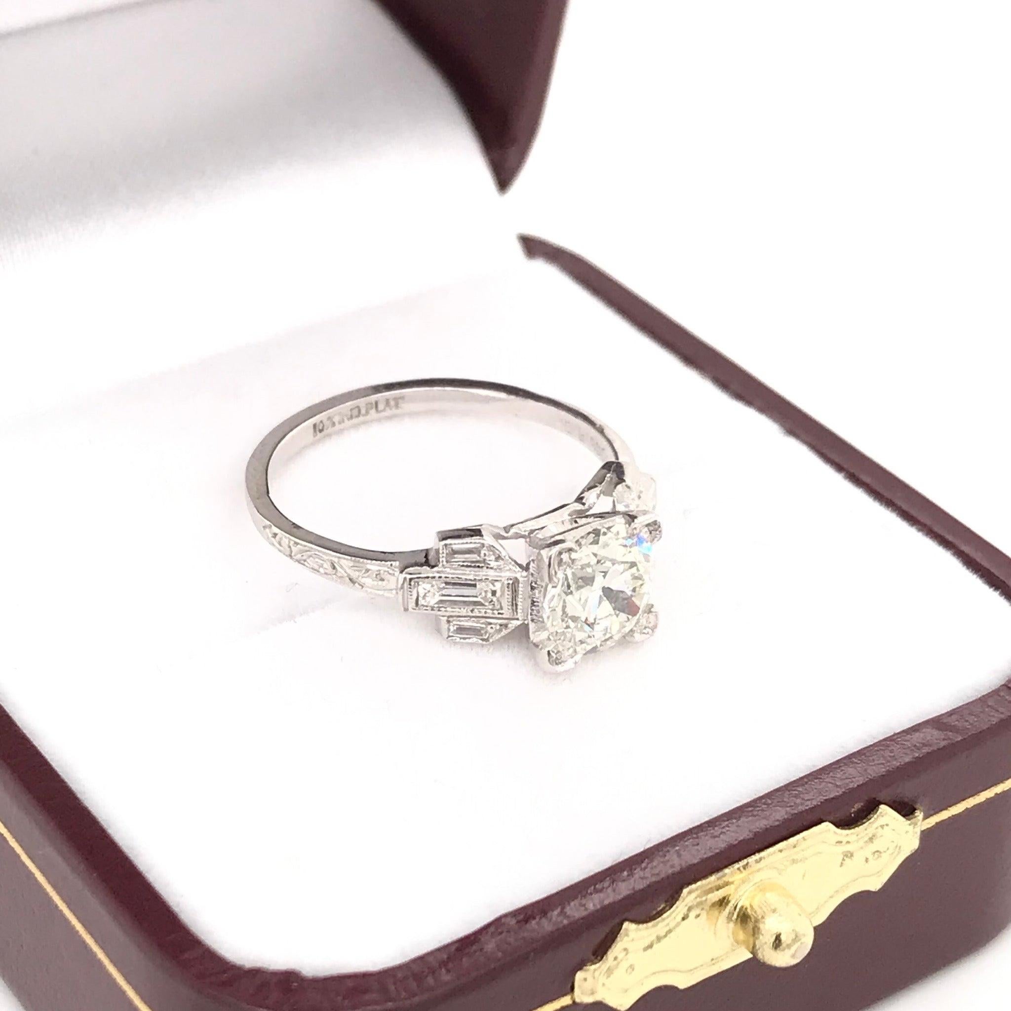 1.0 Carat Art Deco Diamond Platinum Ring For Sale 3