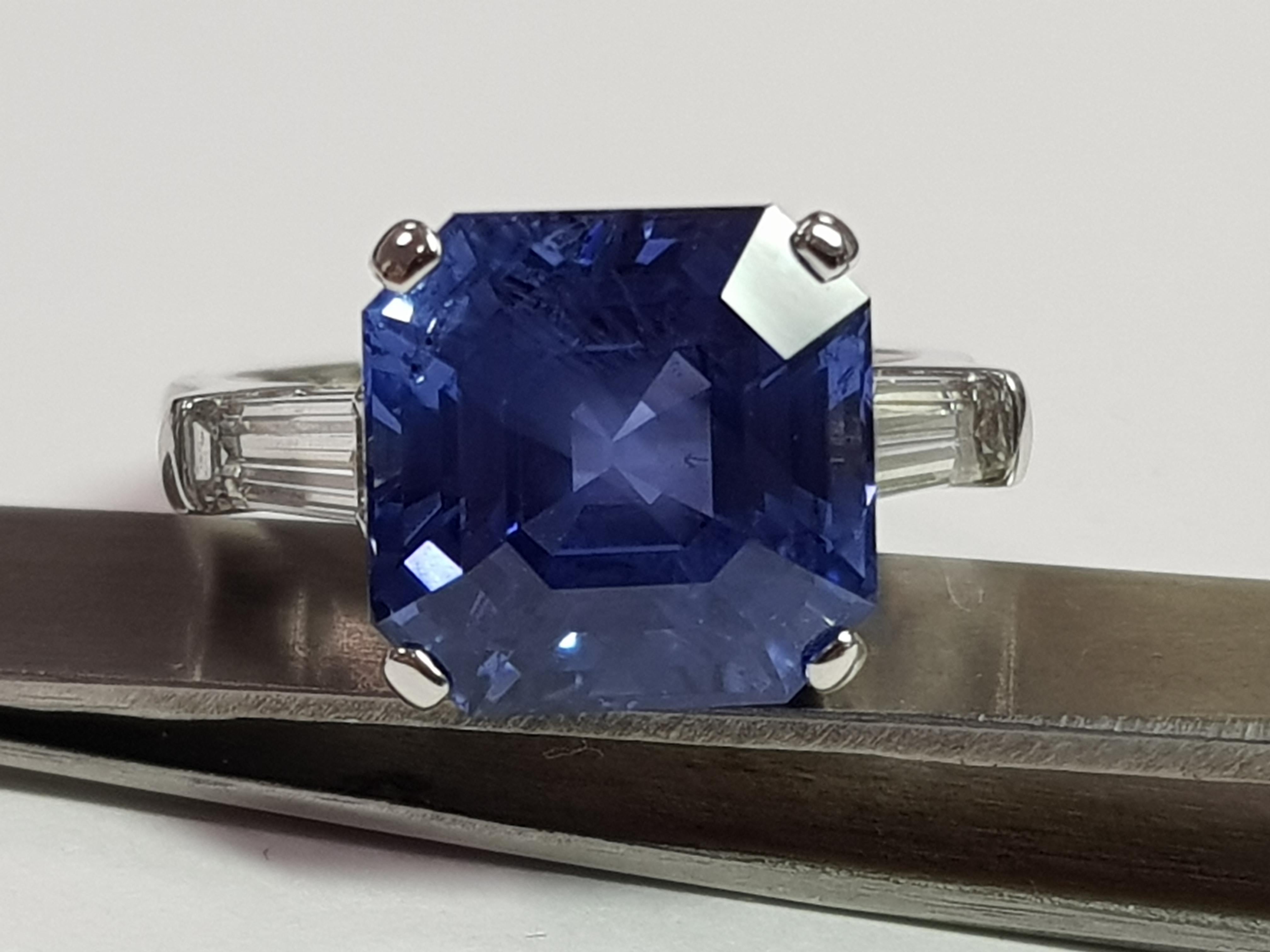 Women's 10 carat Blue Sapphire & Diamond Ring For Sale