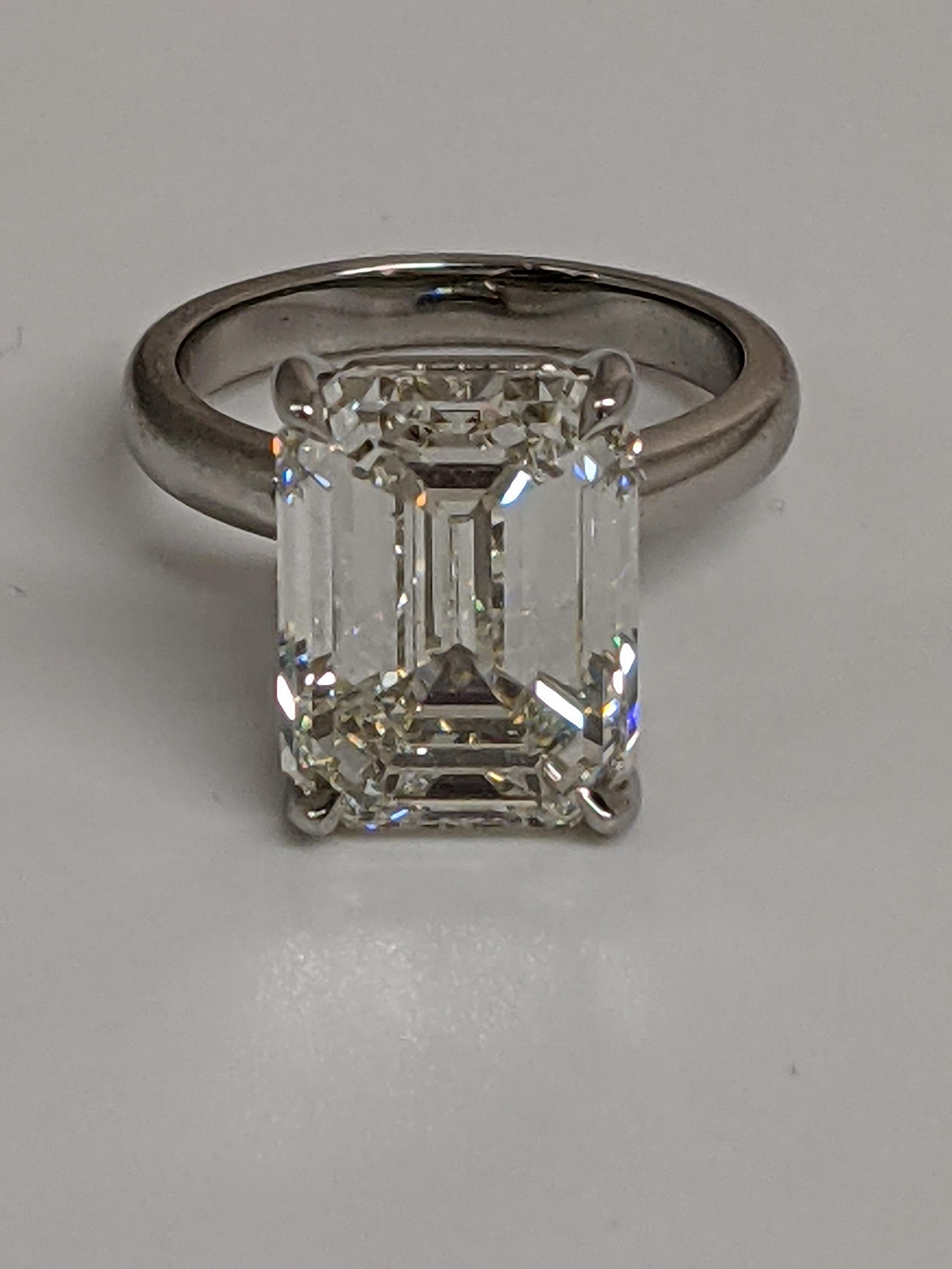 Der ultmate Emerald Cut Solitaire, ein klassischer Diamant mit 10,01 Karat im Smaragdschliff, wurde von GIA mit K VS2 bewertet und ist ein absoluter Hingucker.  Klassisch als Platin-Solitär gefasst, bringt er Sie überall hin, wo Sie glänzen wollen. 