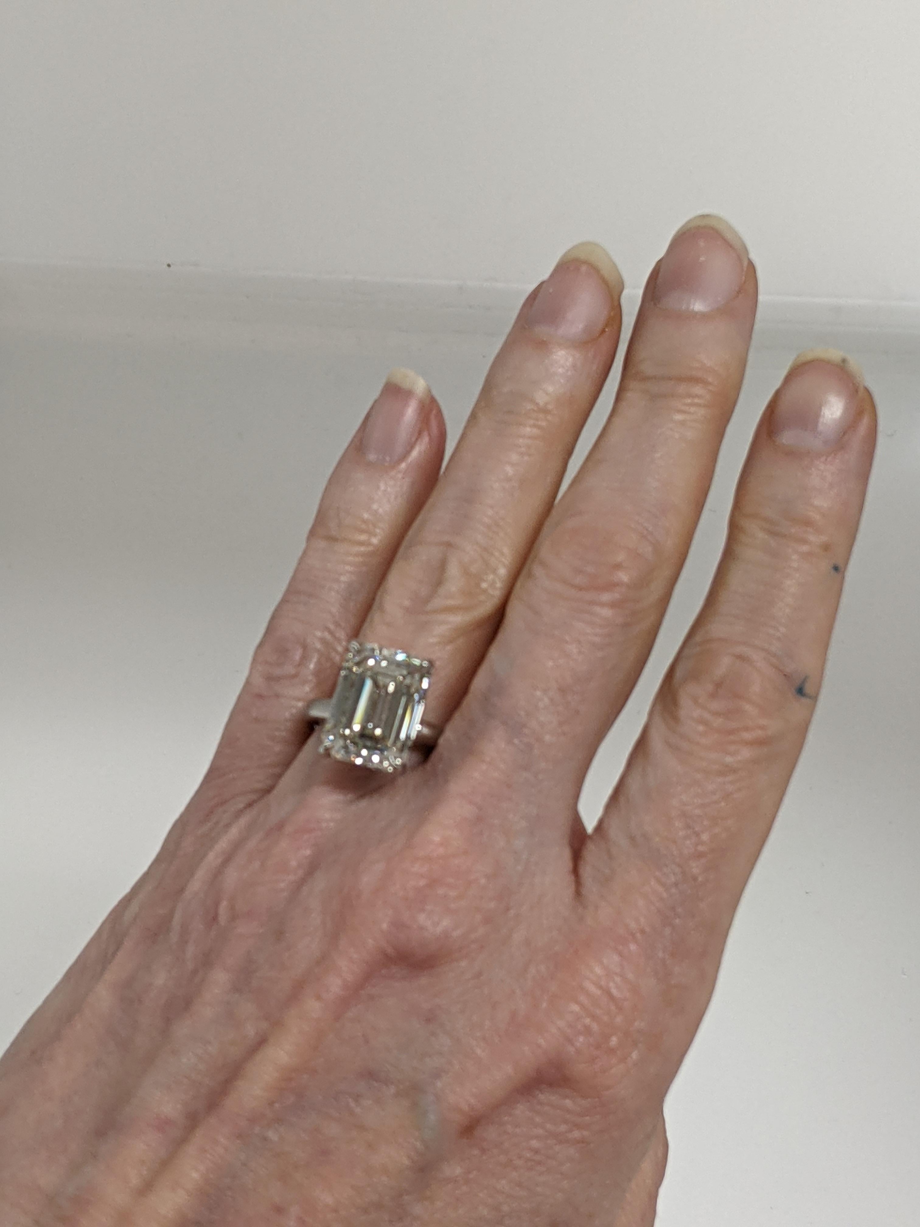Taille émeraude Solitaire classique en diamant taille émeraude de 10 carats K VS2 certifié GIA en vente