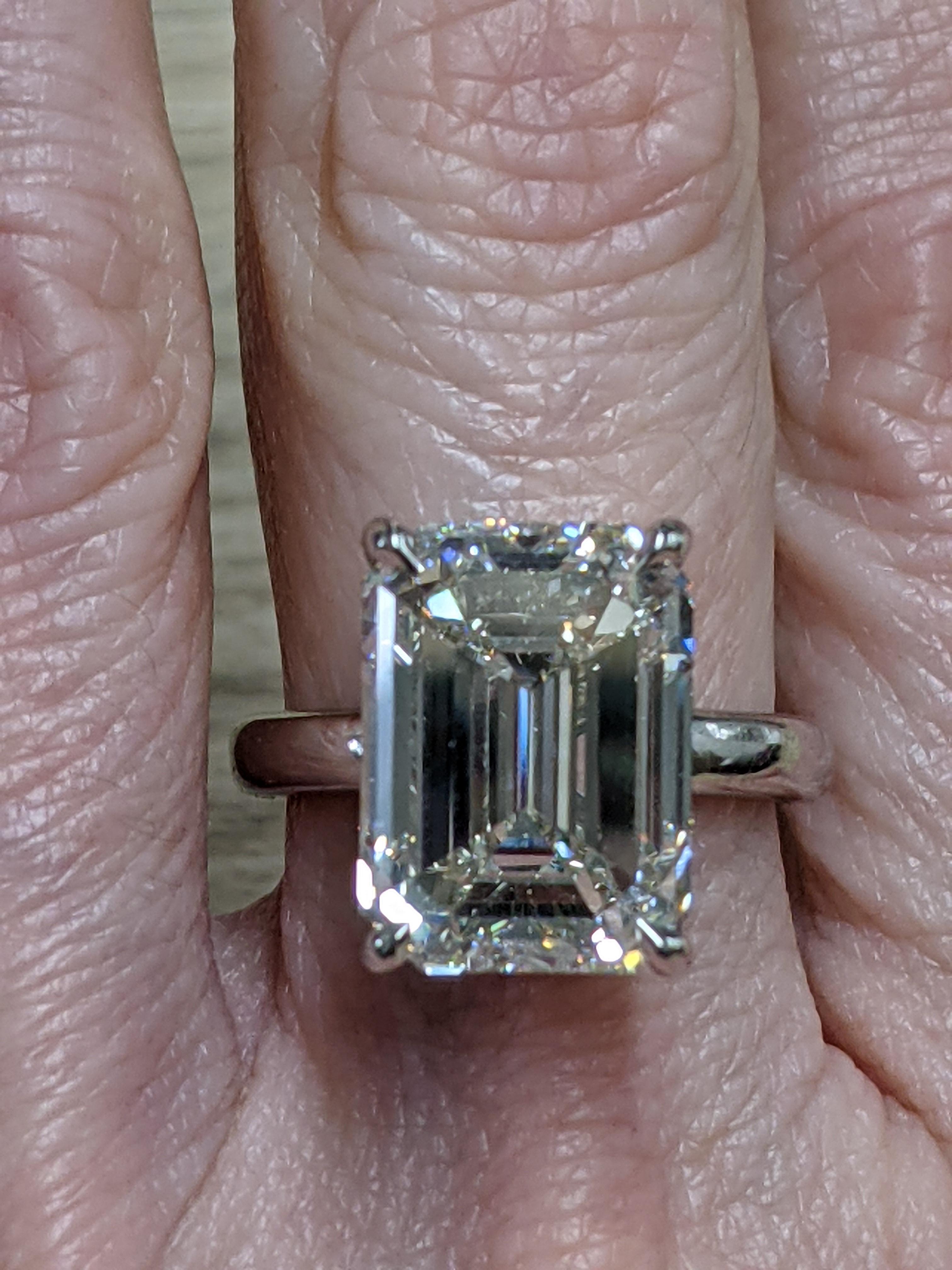 Solitaire classique en diamant taille émeraude de 10 carats K VS2 certifié GIA Neuf - En vente à New York, NY