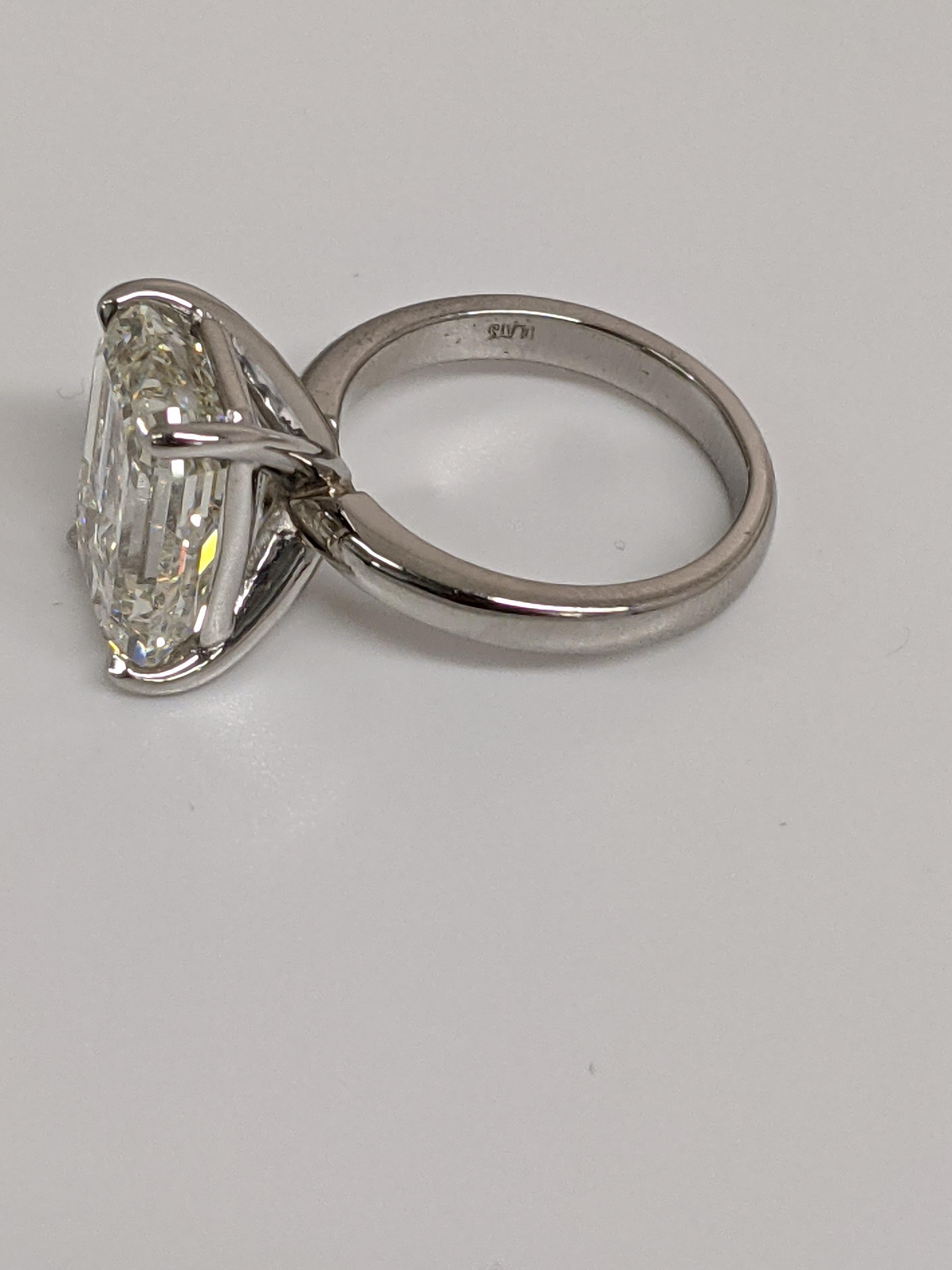 Solitaire classique en diamant taille émeraude de 10 carats K VS2 certifié GIA en vente 1