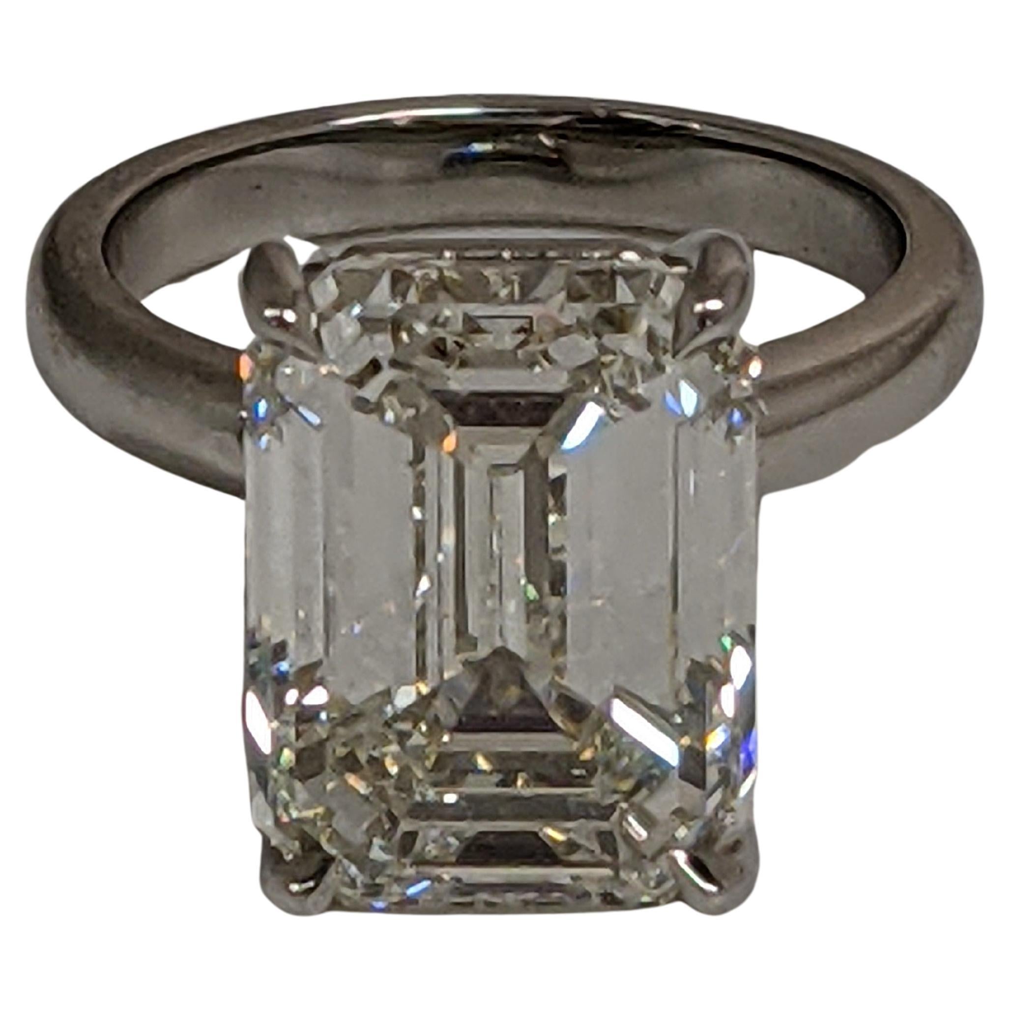 Solitaire classique en diamant taille émeraude de 10 carats K VS2 certifié GIA en vente