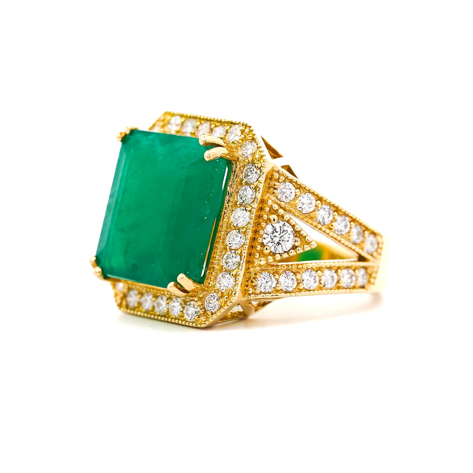 10 Karat kolumbianischer Smaragd & Diamant Halo geteilter Schaft in 18 Karat Gold Statement-Ring mit Smaragd (Art déco) im Angebot