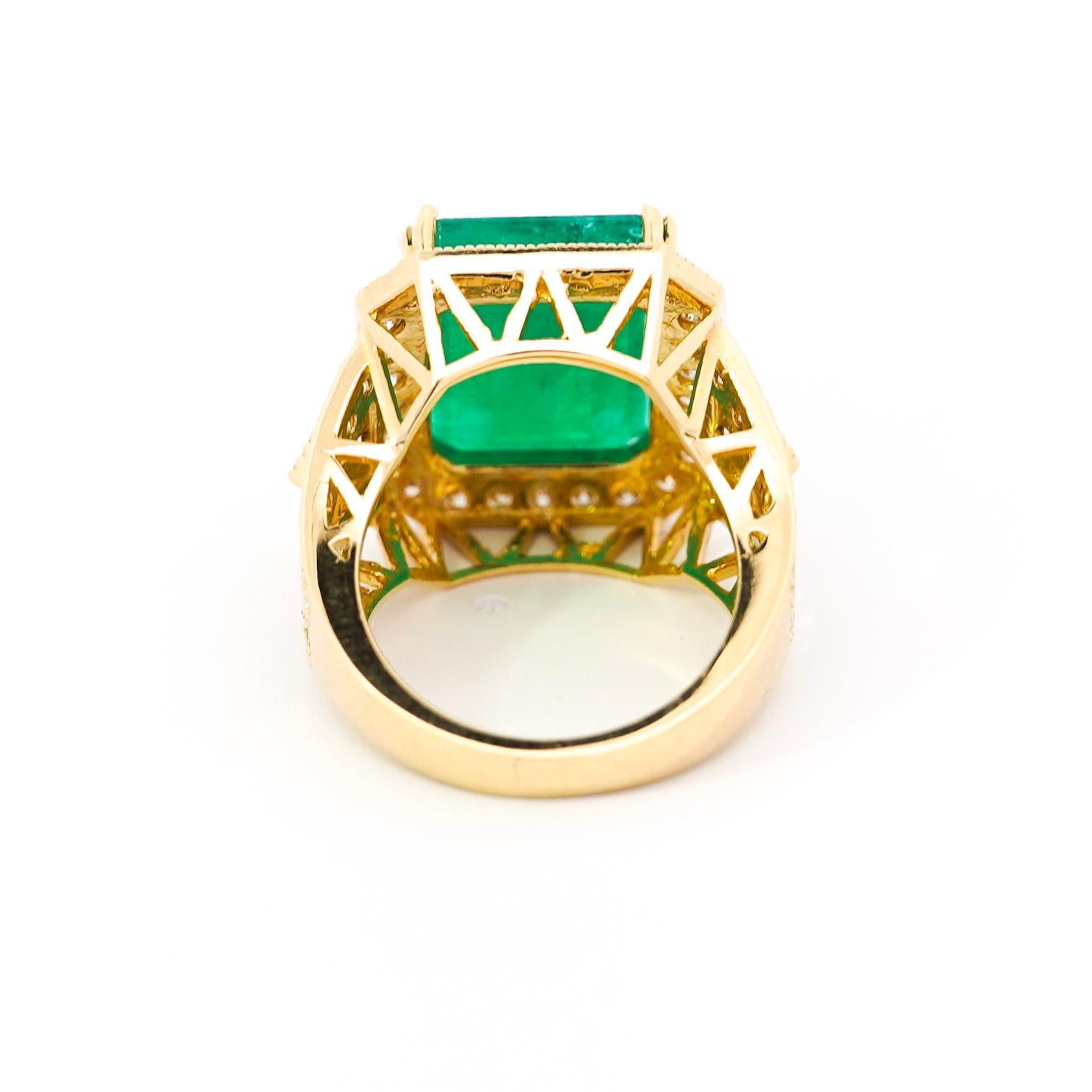 10 Karat kolumbianischer Smaragd & Diamant Halo geteilter Schaft in 18 Karat Gold Statement-Ring mit Smaragd im Zustand „Neu“ im Angebot in Miami, FL
