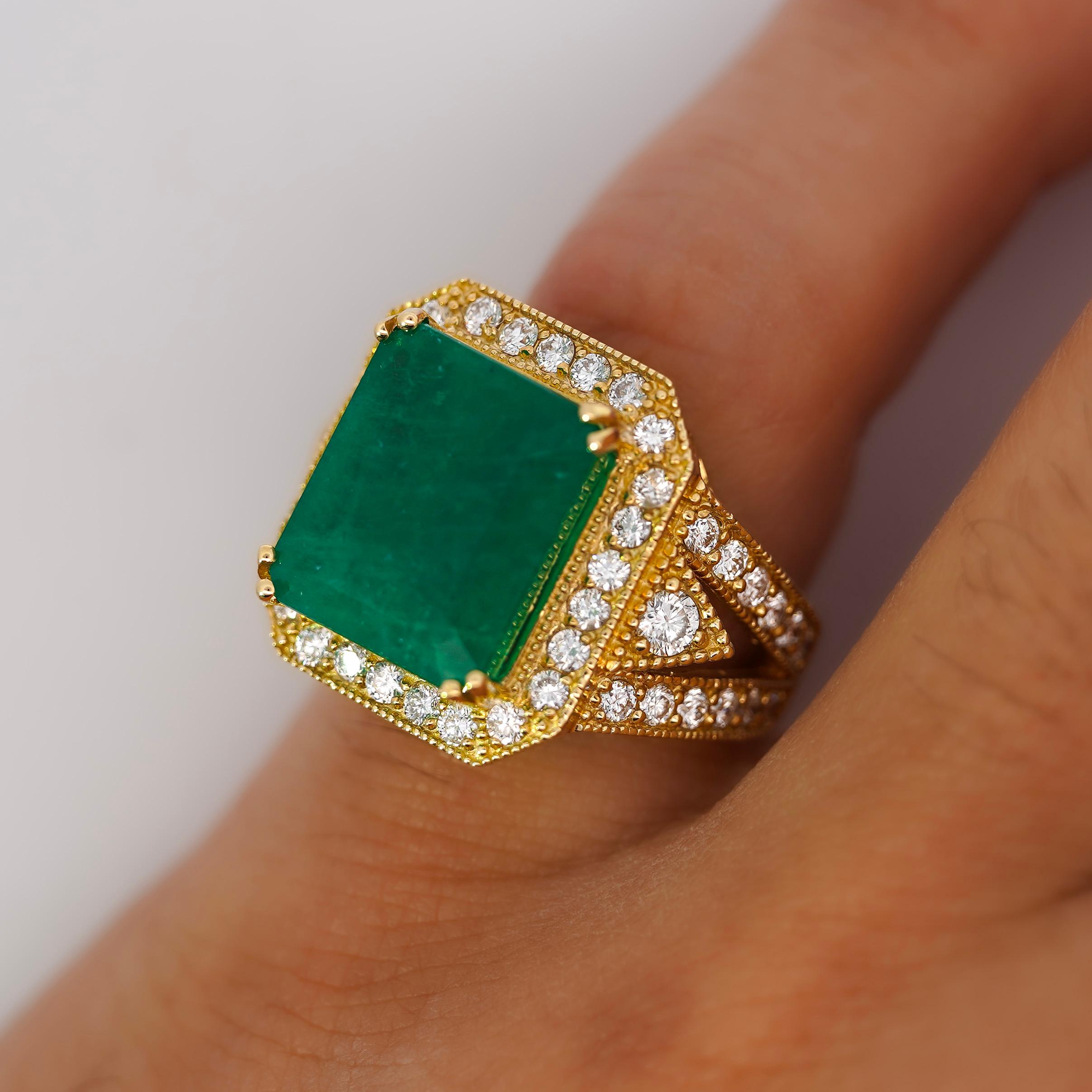 10 Karat kolumbianischer Smaragd & Diamant Halo geteilter Schaft in 18 Karat Gold Statement-Ring mit Smaragd Damen im Angebot