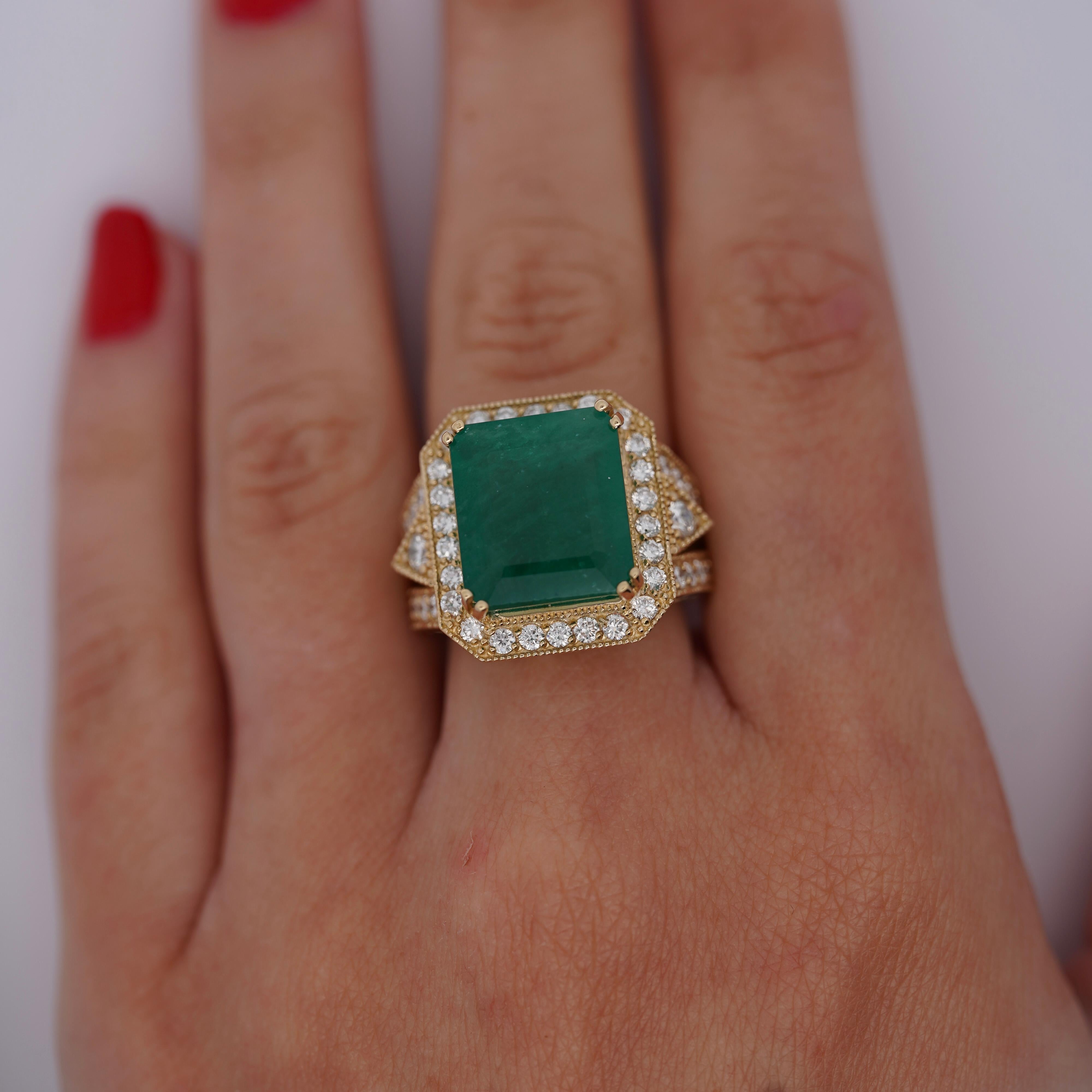 10 Karat kolumbianischer Smaragd & Diamant Halo geteilter Schaft in 18 Karat Gold Statement-Ring mit Smaragd im Angebot 1