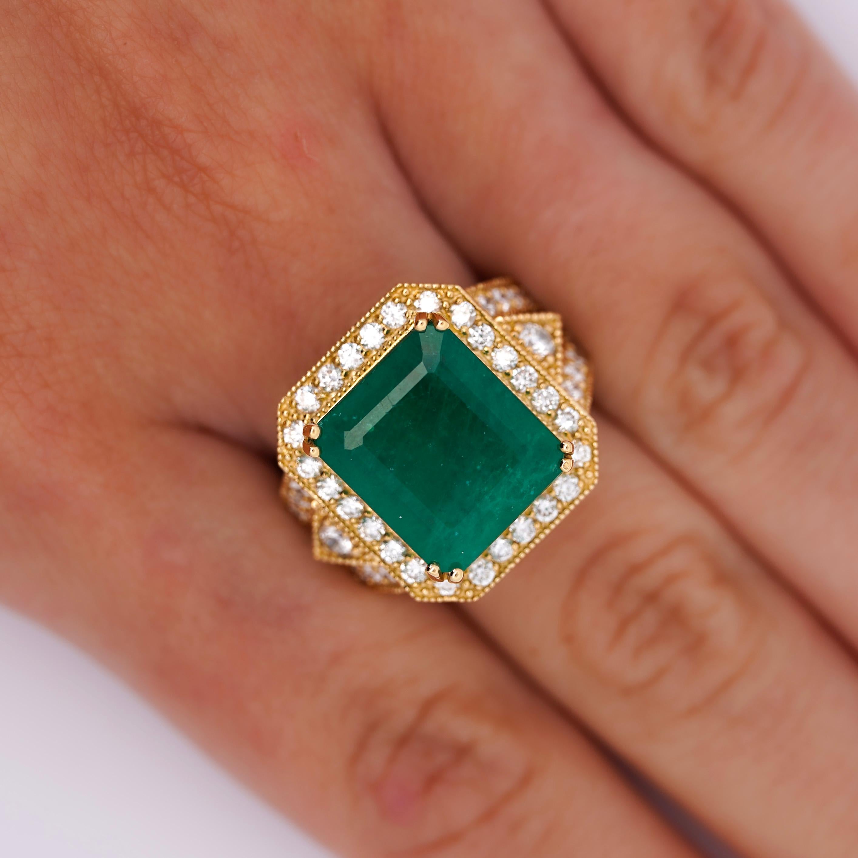 10 Karat kolumbianischer Smaragd & Diamant Halo geteilter Schaft in 18 Karat Gold Statement-Ring mit Smaragd im Angebot 2