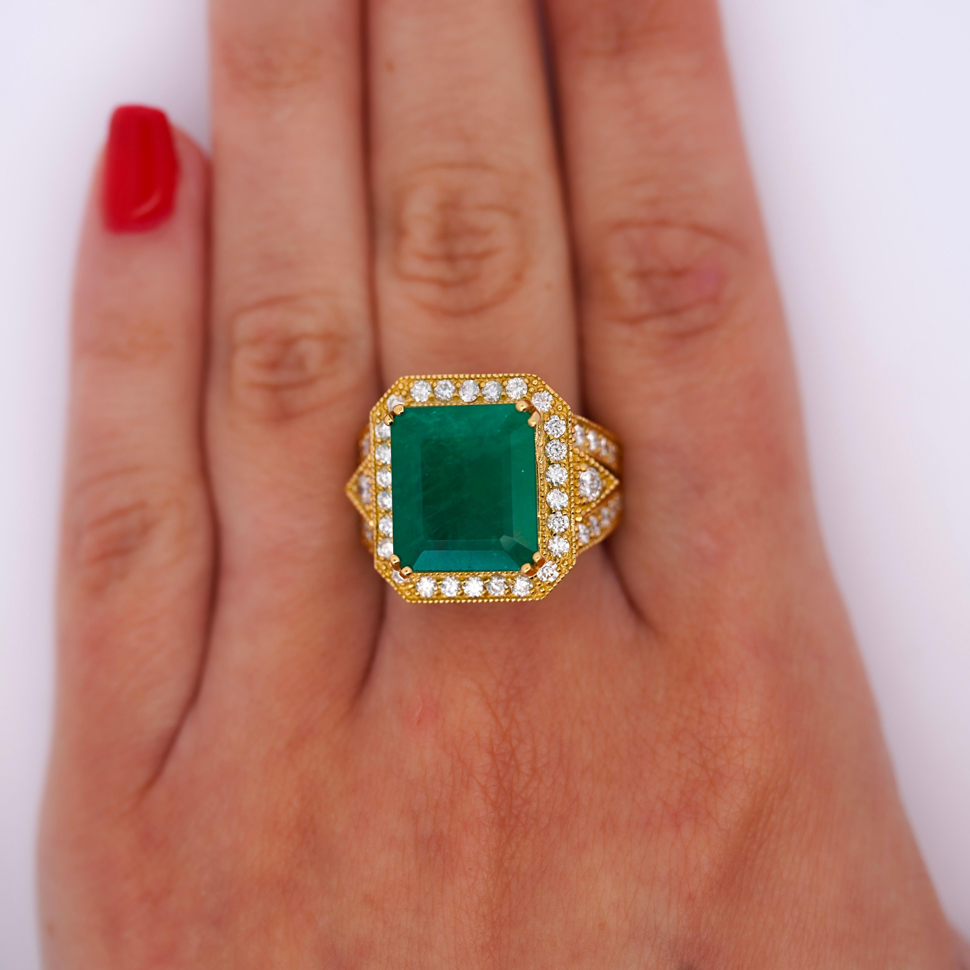 10 Karat kolumbianischer Smaragd & Diamant Halo geteilter Schaft in 18 Karat Gold Statement-Ring mit Smaragd im Angebot 3