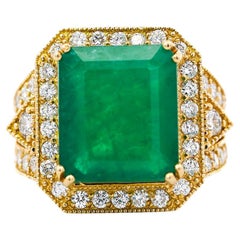 Esmeralda colombiana de 10 quilates y halo de diamantes con vástago dividido en oro de 18 quilates Anillo de Declaración