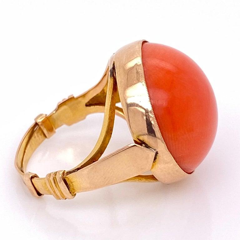 Cabochon 10 Carat Coral Solitaire Retro Gold Cocktail Ring Estate Fine Jewelry For Sale