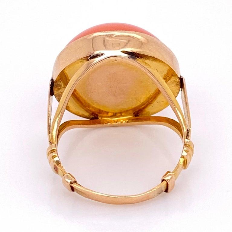 10 Carat Coral Solitaire Retro Gold Cocktail Ring Estate Fine Jewelry In Excellent Condition For Sale In Montreal, QC