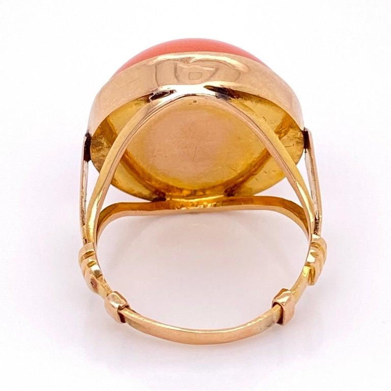 Taille cabochon Bague cocktail solitaire rétro en or 10 carats et corail Estate Fine Jewelry en vente
