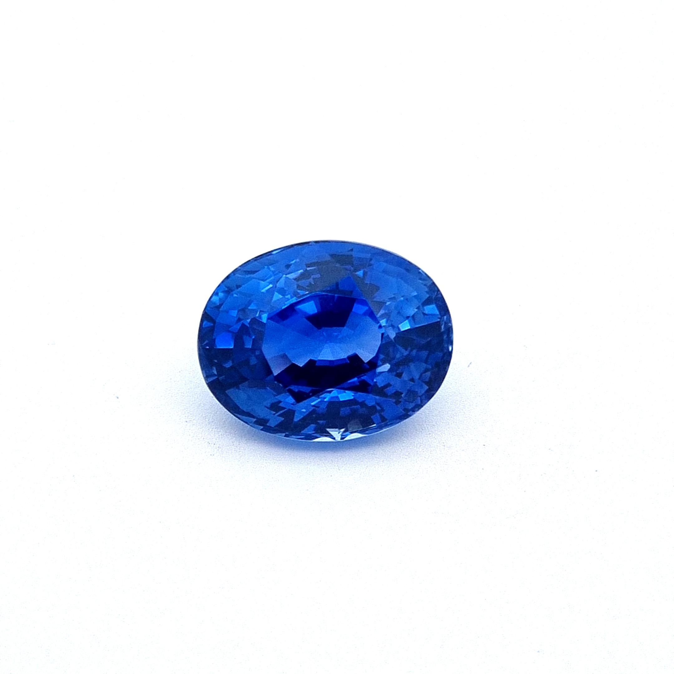 Taille ovale 10 Carat Cornflower Blue Sapphire en vente