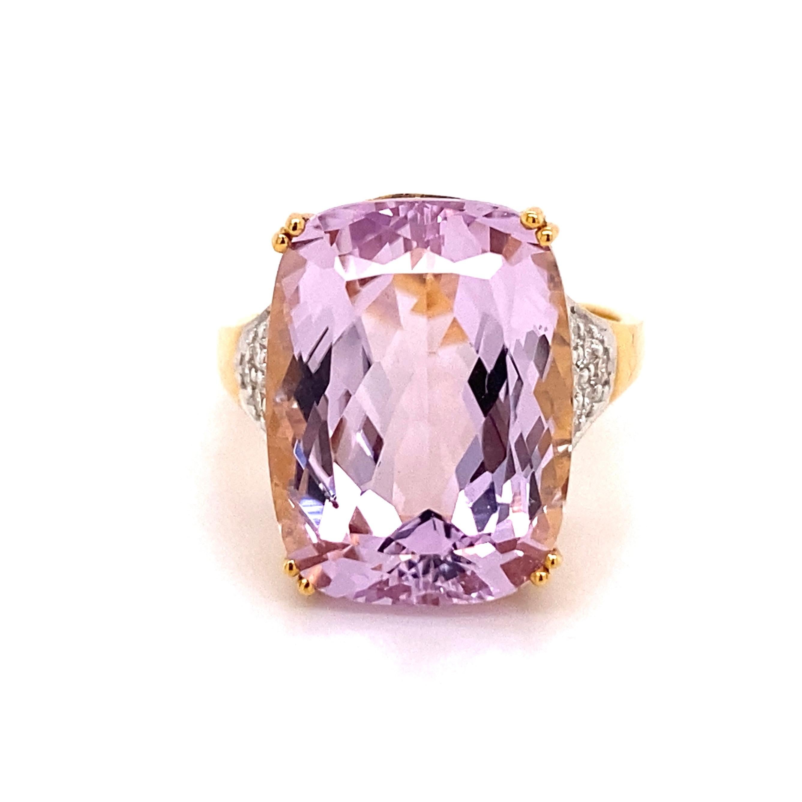 10.09 Carat Cushion Kunzite Diamond Solitaire Gold Cocktail Ring Estate Jewelry In Excellent Condition For Sale In Montreal, QC