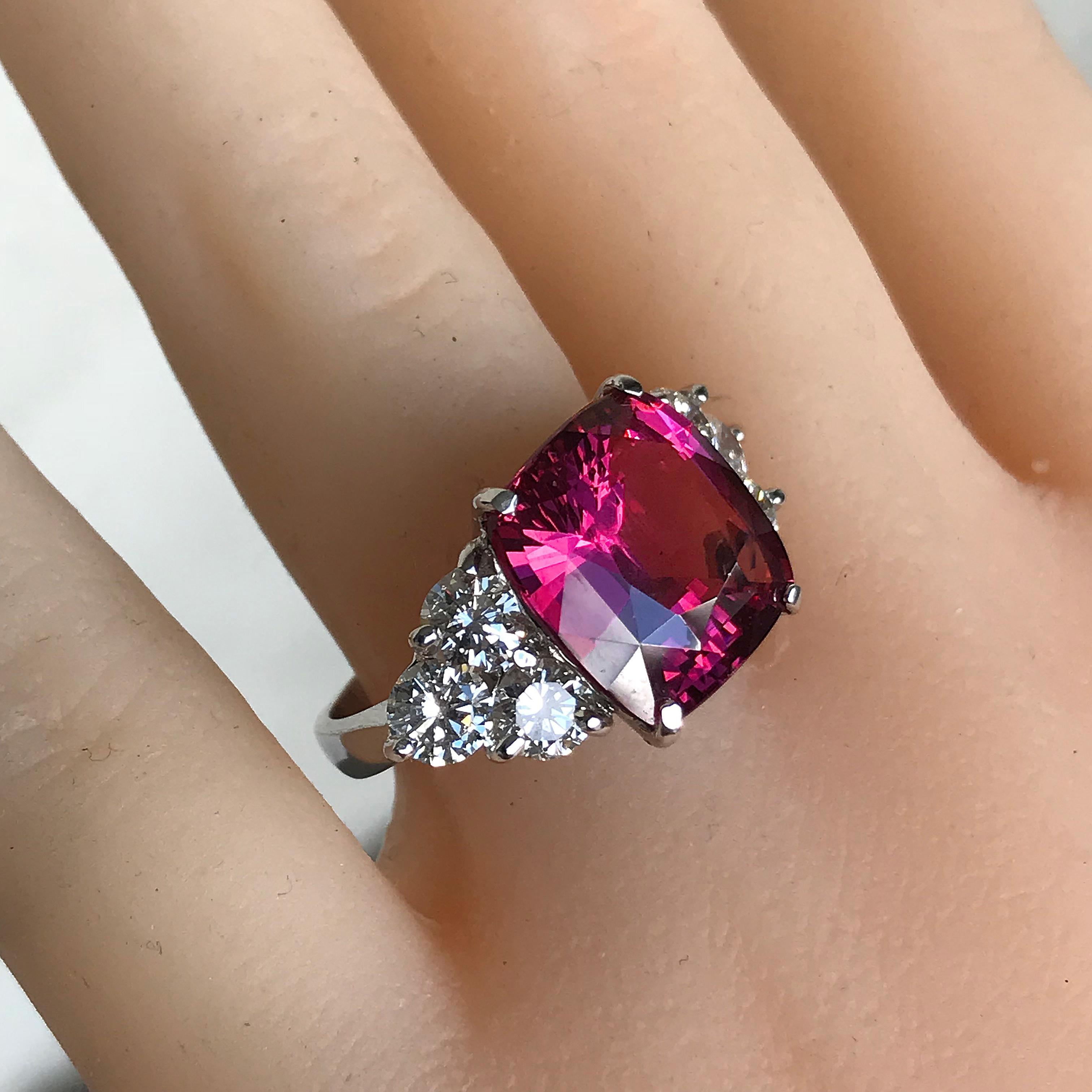 10 Karat Cushion Natural Pink Spinell und Diamant Cocktail Ring im Angebot 1