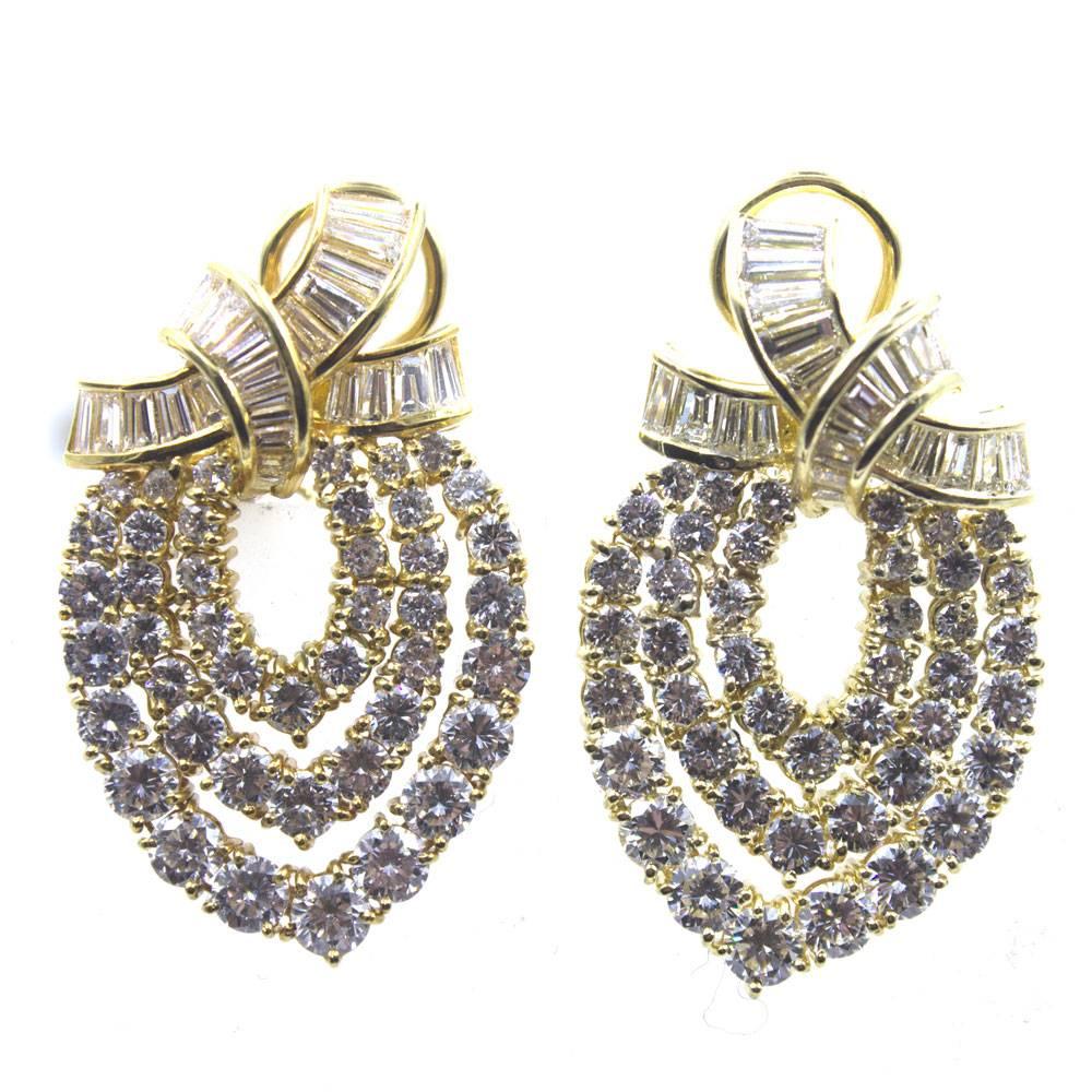 Modern 10 Carat Diamond 18 Karat Yellow Gold Drop Earrings