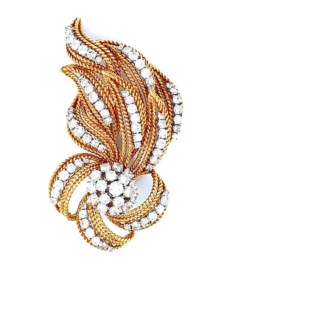 Erhöhen Sie Ihren Stil mit unserer Fliege mit Diamanten und Gold, ein luxuriöses Accessoire, das Raffinesse und Glamour verkörpert. Diese exquisite Brosche ist mit einer Reihe von Diamanten von insgesamt 10-12 Karat besetzt, die sorgfältig in ein
