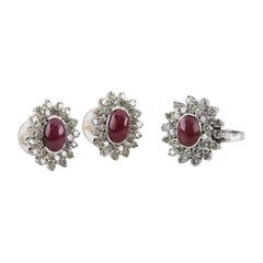 Ensemble bague et boucles d'oreilles en or blanc avec diamants et rubis cabochon de 10 carats