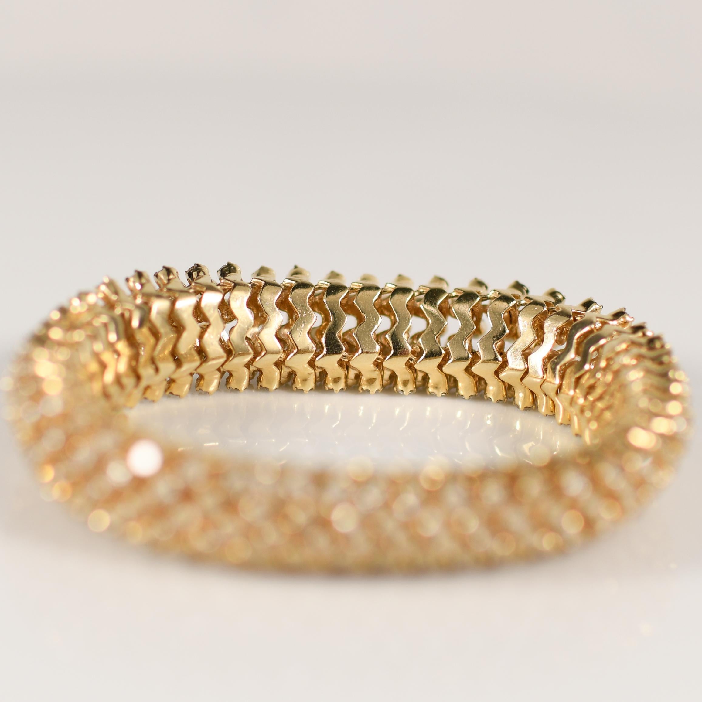 Dieses biegsame Schlangenarmband aus strahlendem 14-karätigem Gelbgold ist mit einem beeindruckenden Gesamtgewicht von 10 Karat schillernder Diamanten ausgestattet. Die einzigartige 