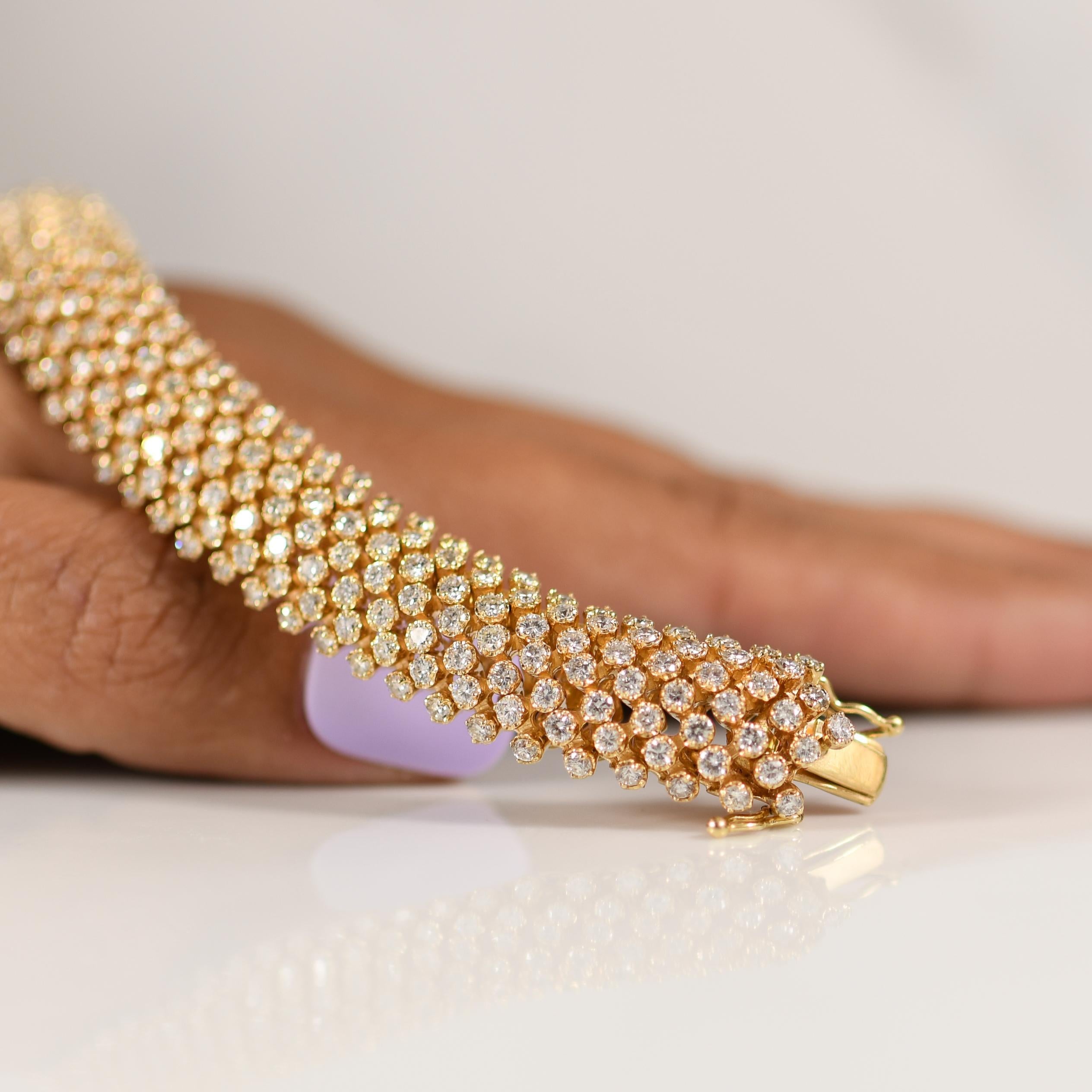 Flexibles Gliederarmband aus 14 Karat Gelbgold mit 10 Karat Diamanten Bombe im Zustand „Hervorragend“ in Addison, TX