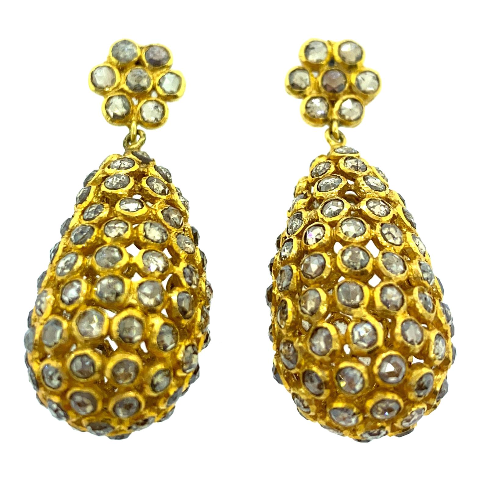 10 Carat Diamond Earring in 18 Karat Yellow Gold For Sale