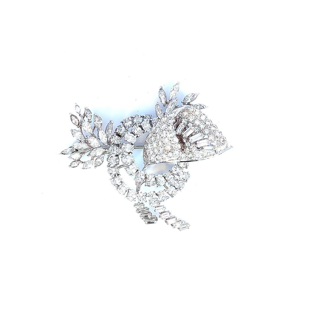 Voici notre épingle à fleur ovale, baguette et marquise, un chef-d'œuvre captivant qui allie harmonieusement l'élégance classique et l'allure moderne. Cette épingle exquise est ornée d'un éventail de diamants totalisant environ 10 carats, sertis