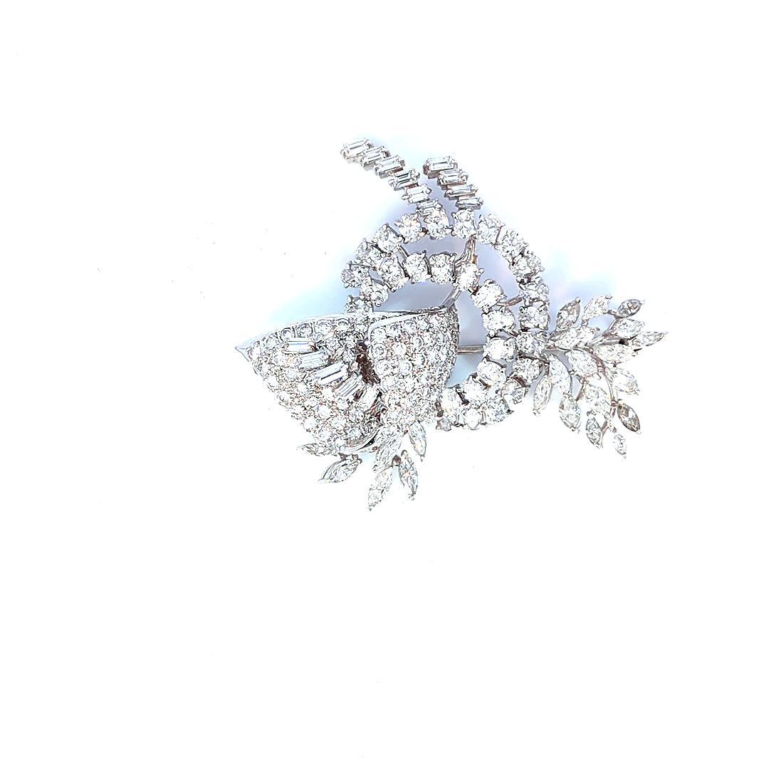Taille baguette Épingle à fleur en or 18 carats et diamants 10 carats en vente
