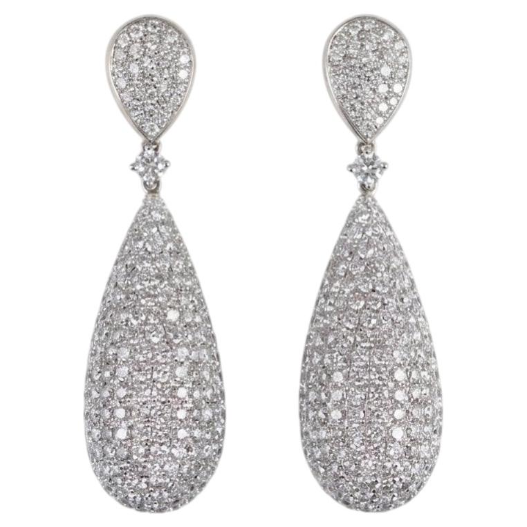 Orecchini pendenti con diamanti in pavé da 10 carati a forma di pera in oro bianco 18k in vendita