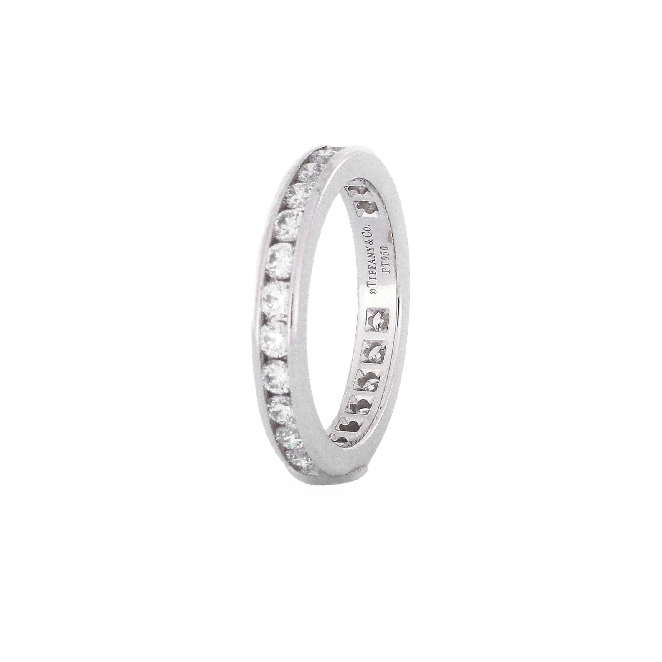 Anillo de novia Tiffany con banda eterna de diamantes en platino de 1,0 quilates y 26 diamantes talla brillante. Talla 50