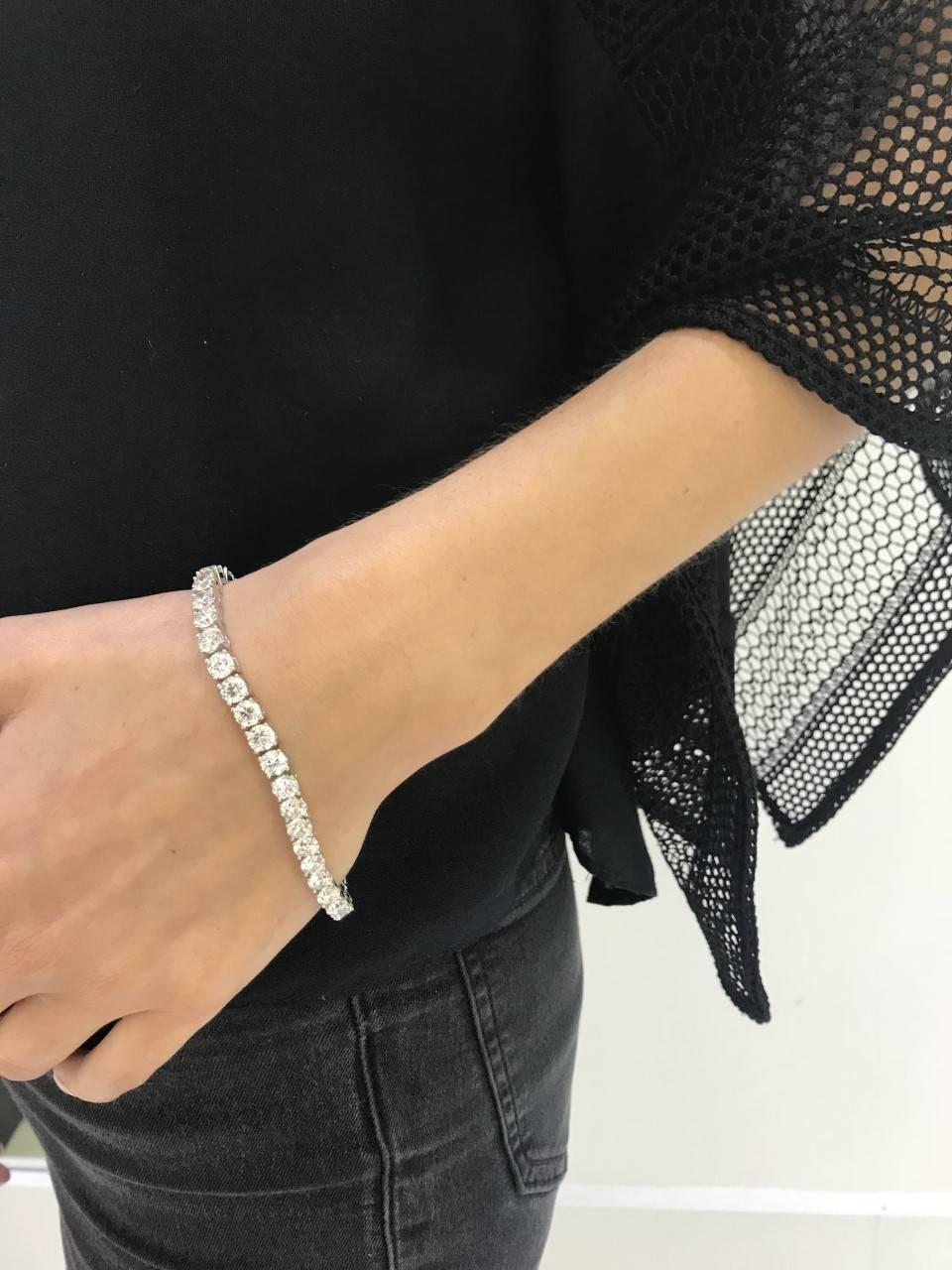 Round Cut 10 Carat Diamond Round Brilliant Tulip 18 Karat White Gold Line Tennis Bracelet For Sale