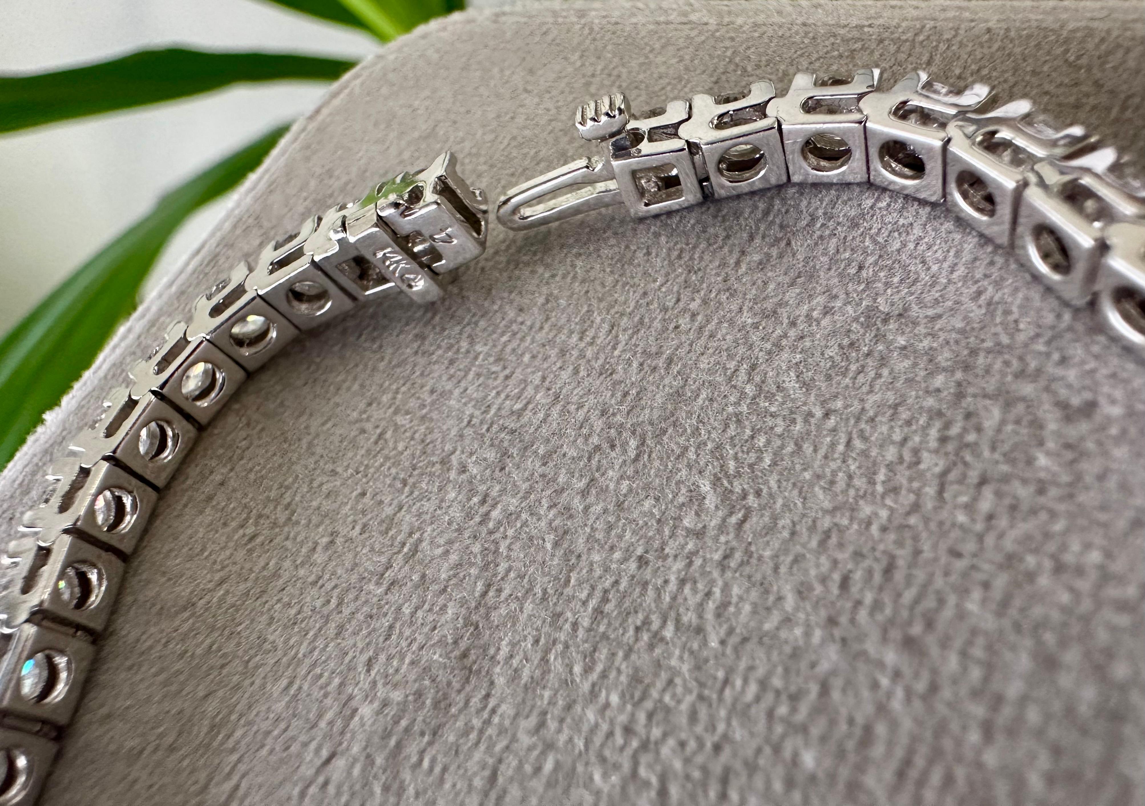 Big look tennis bracelet.
Each diamond is a 0.25 carat.
Diamond color is G and clarity is SI.
Length is 7