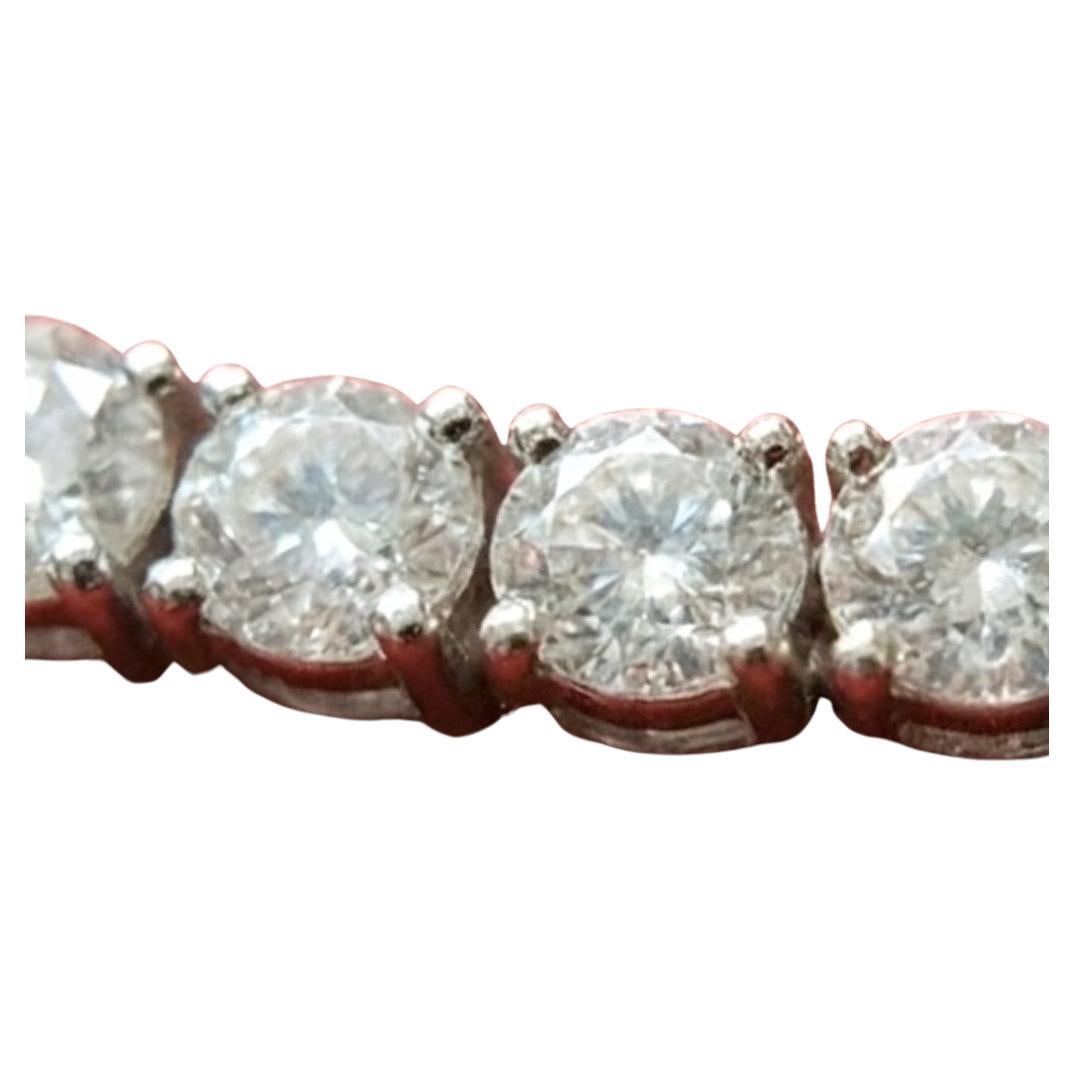 Cet élégant collier tennis en diamants de 10 carats est réalisé en luxueux or blanc 18 carats et présente une ligne continue de diamants taille brillant qui rayonnent d'un éclat et d'une symétrie exceptionnels. Conçu avec un raffinement intemporel,